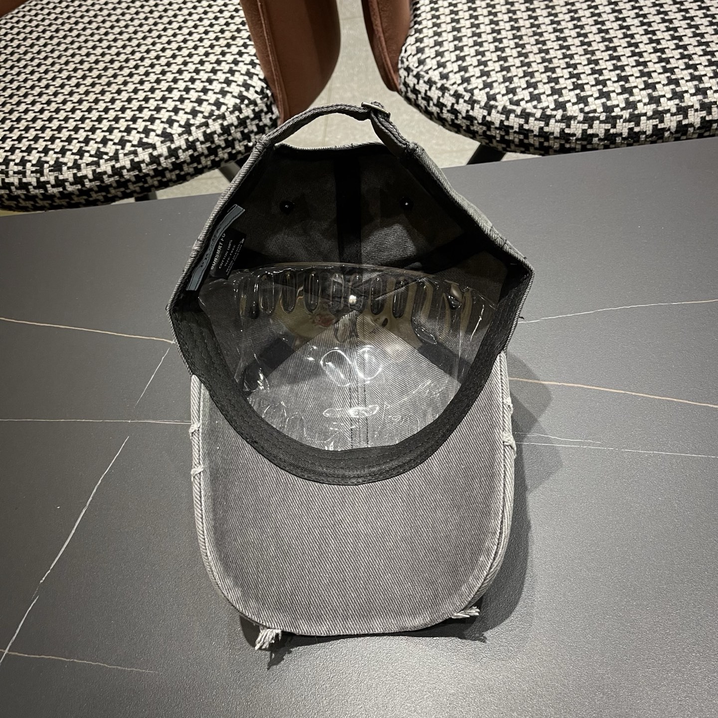 普拉达 PRADA经典棒球帽设计感超强，让人耳目一新头型非常好，可以修饰各种头型，实力百搭款