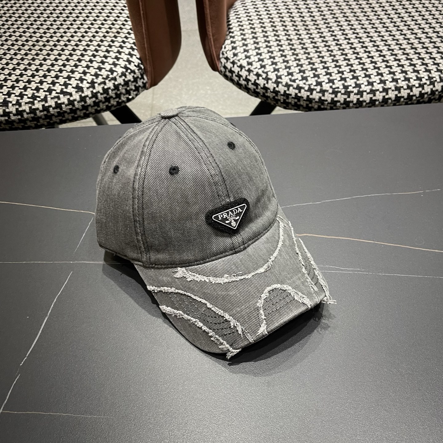 普拉达 PRADA经典棒球帽设计感超强，让人耳目一新头型非常好，可以修饰各种头型，实力百搭款