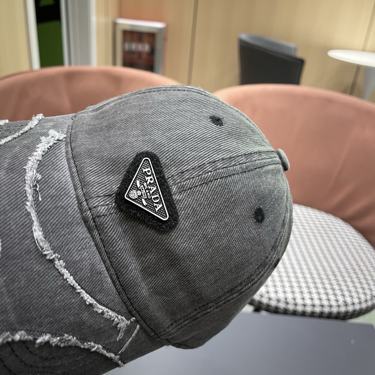 普拉达 PRADA经典棒球帽设计感超强，让人耳目一新头型非常好，可以修饰各种头型，实力百搭款