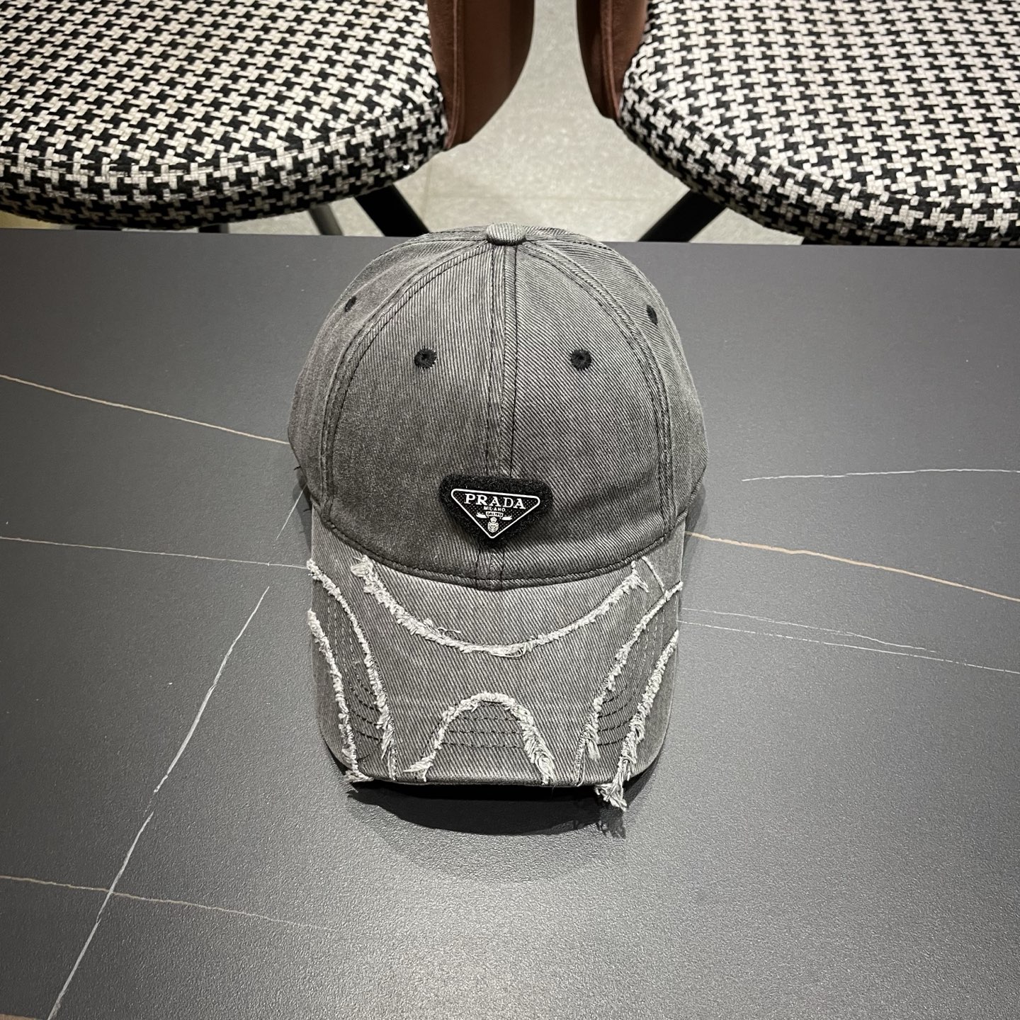 普拉达 PRADA经典棒球帽设计感超强，让人耳目一新头型非常好，可以修饰各种头型，实力百搭款