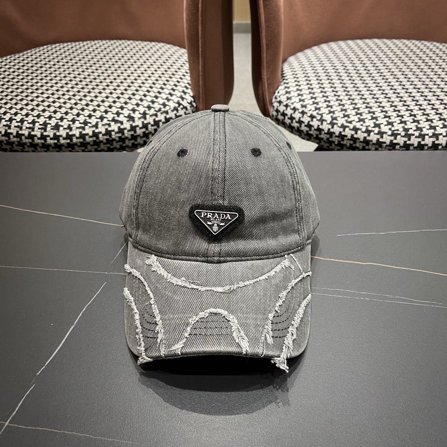 普拉达 PRADA经典棒球帽设计感超强，让人耳目一新头型非常好，可以修饰各种头型，实力百搭款