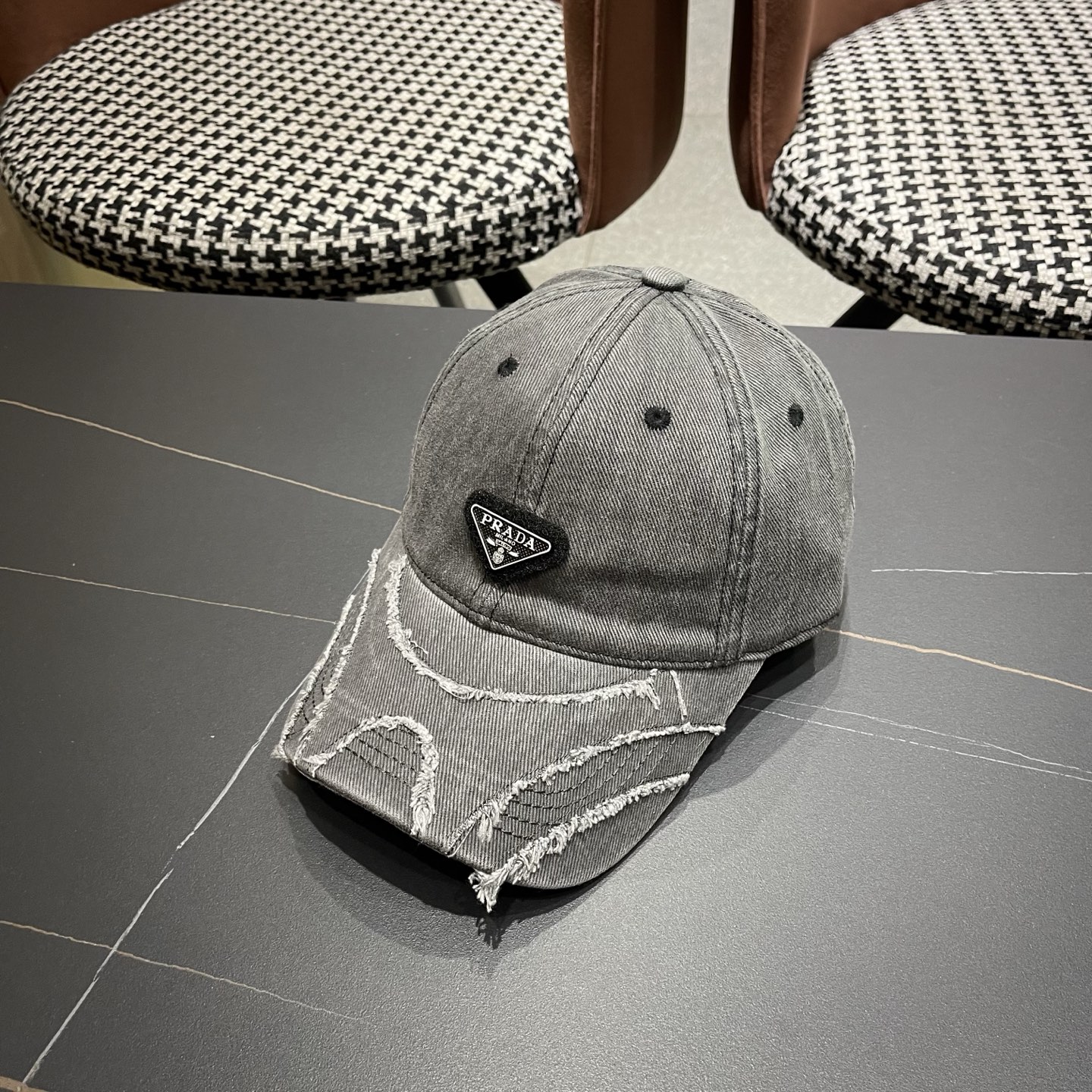 普拉达 PRADA经典棒球帽设计感超强，让人耳目一新头型非常好，可以修饰各种头型，实力百搭款