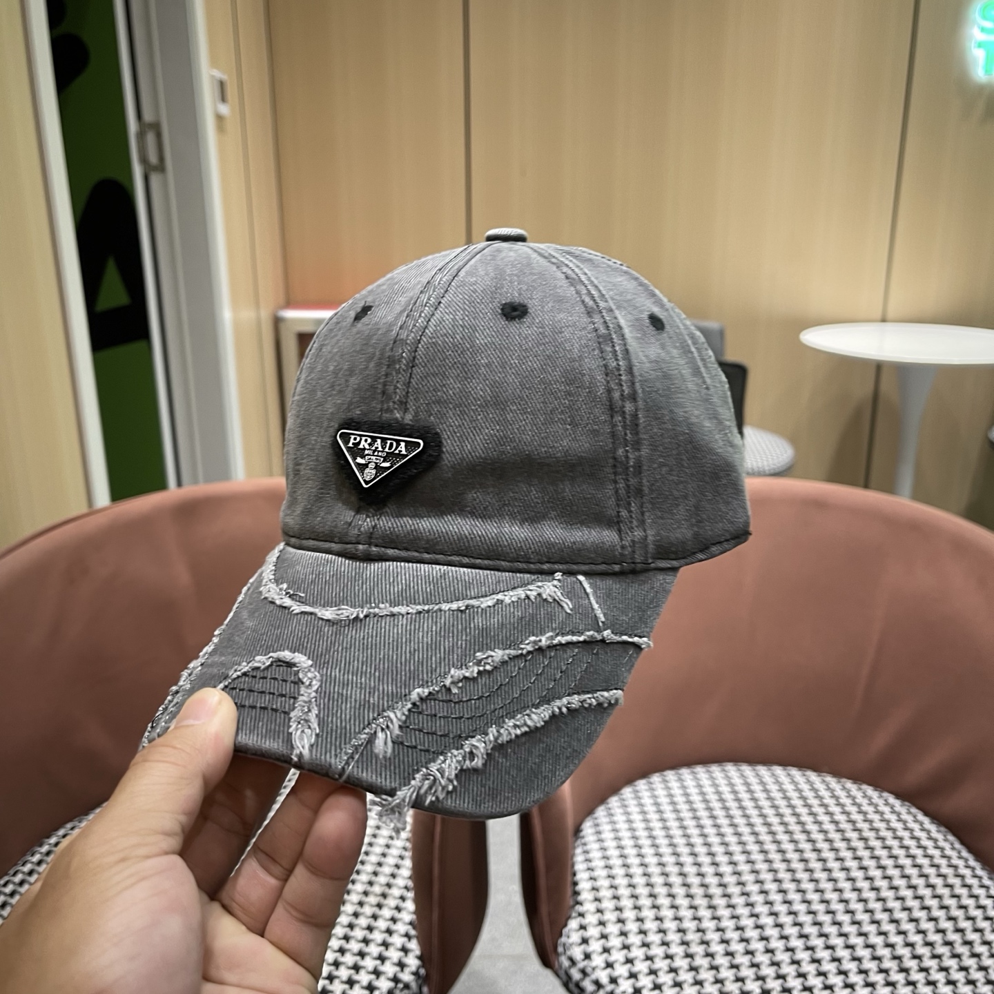 普拉达 PRADA经典棒球帽设计感超强，让人耳目一新头型非常好，可以修饰各种头型，实力百搭款