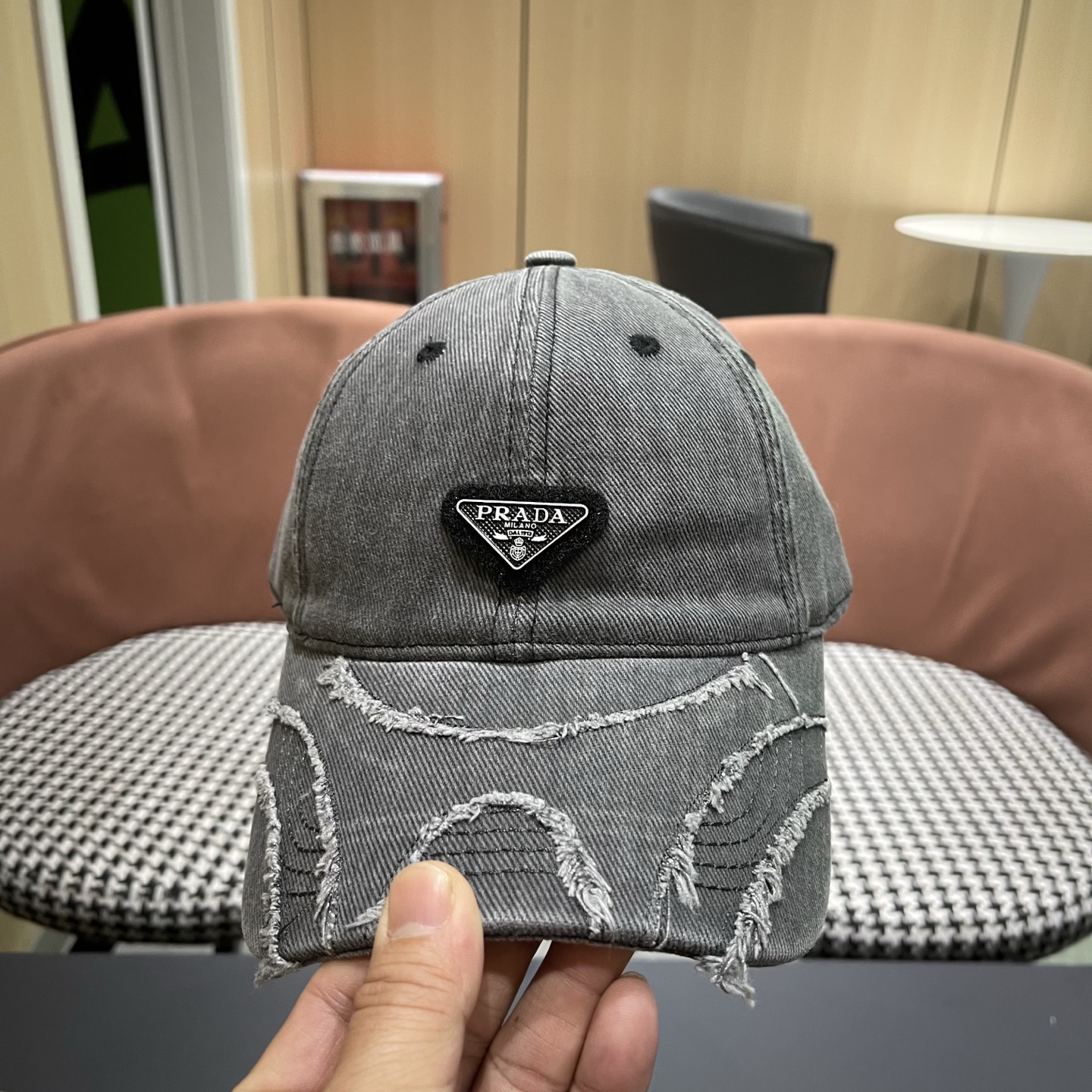 普拉达 PRADA经典棒球帽设计感超强，让人耳目一新头型非常好，可以修饰各种头型，实力百搭款