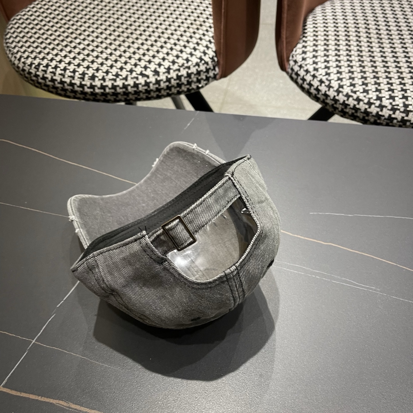 普拉达 PRADA经典棒球帽设计感超强，让人耳目一新头型非常好，可以修饰各种头型，实力百搭款