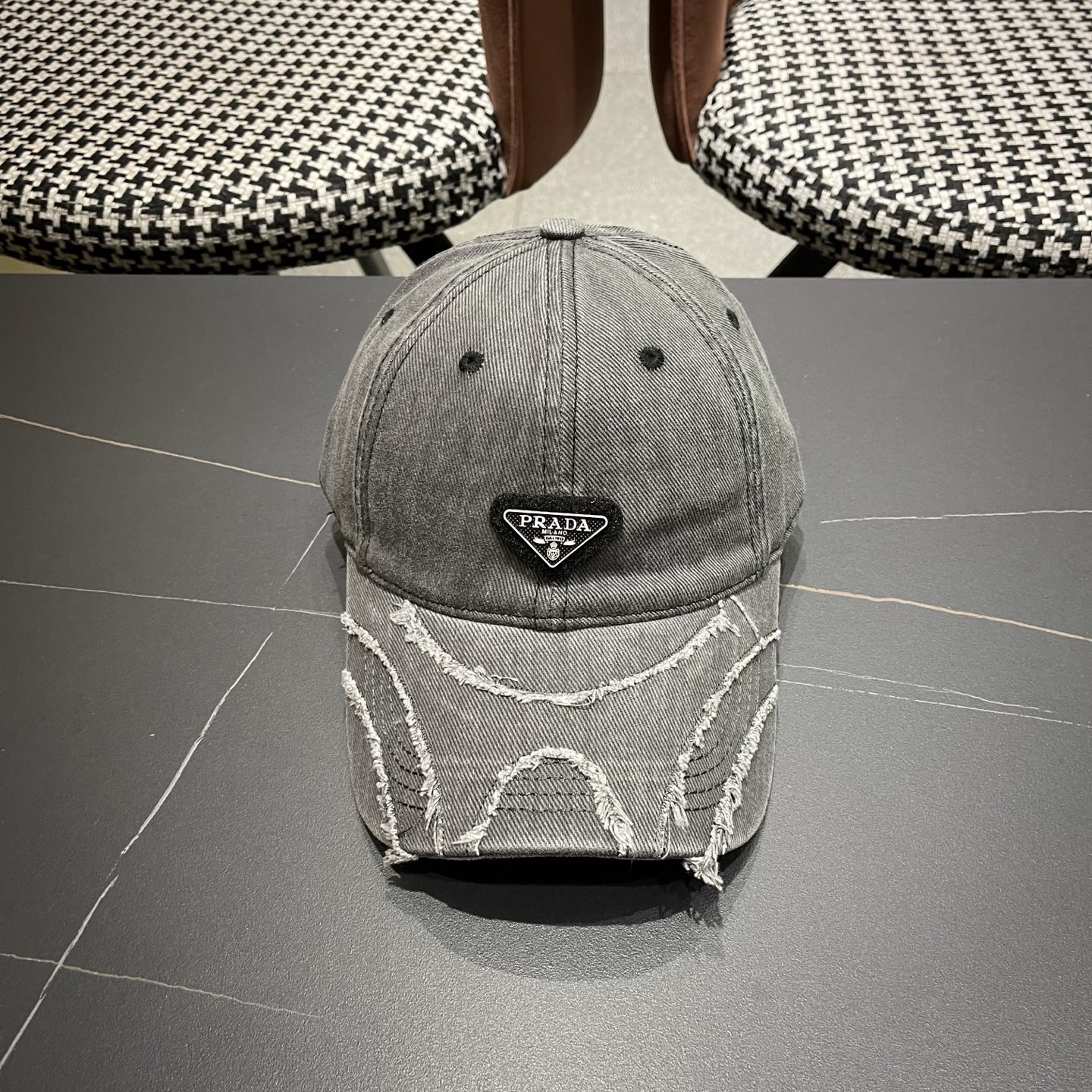 普拉达 PRADA经典棒球帽设计感超强，让人耳目一新头型非常好，可以修饰各种头型，实力百搭款