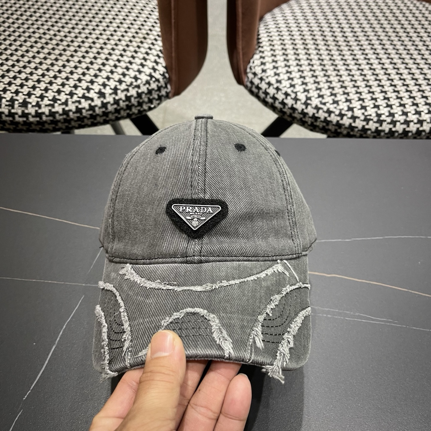 普拉达 PRADA经典棒球帽设计感超强，让人耳目一新头型非常好，可以修饰各种头型，实力百搭款