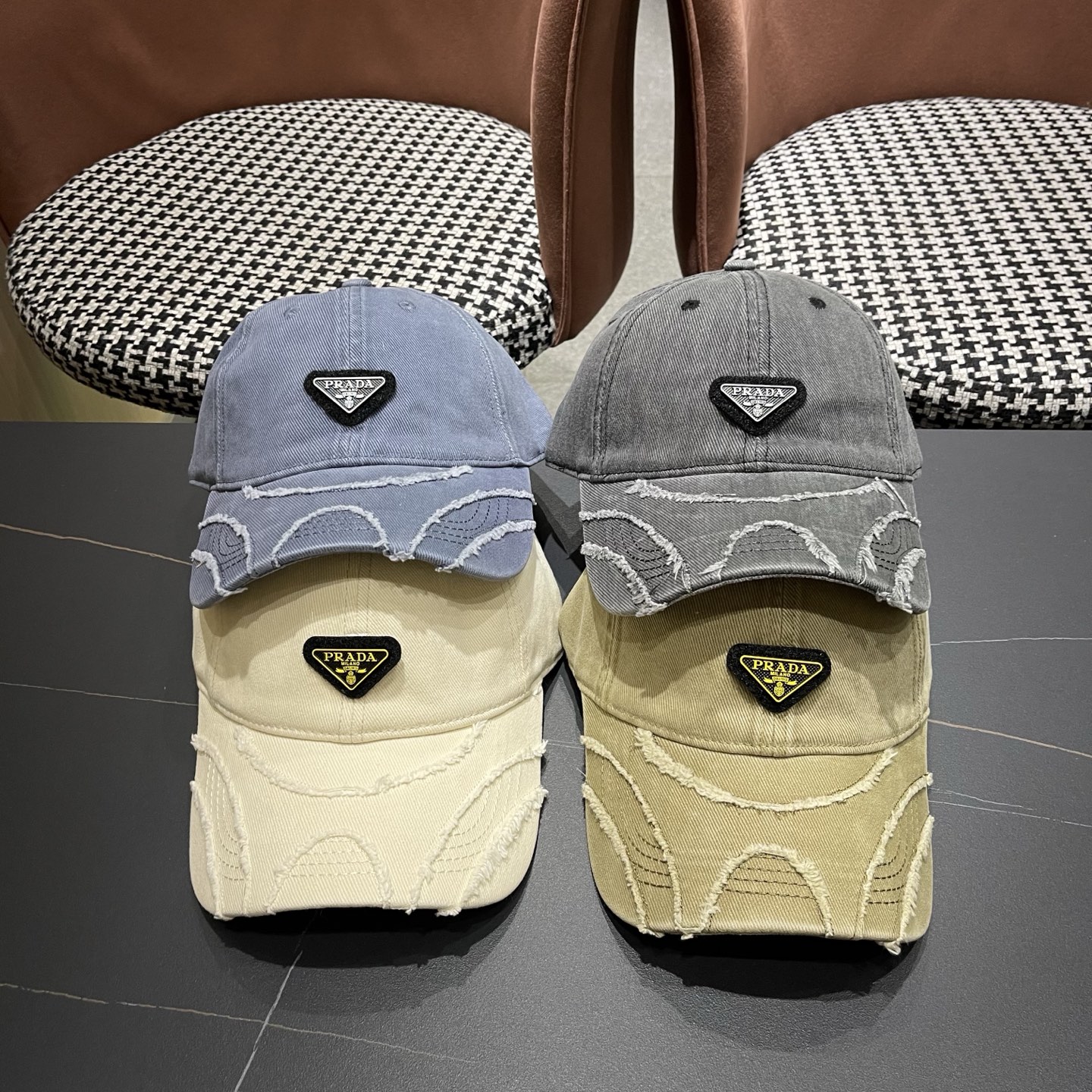 普拉达 PRADA经典棒球帽设计感超强，让人耳目一新头型非常好，可以修饰各种头型，实力百搭款