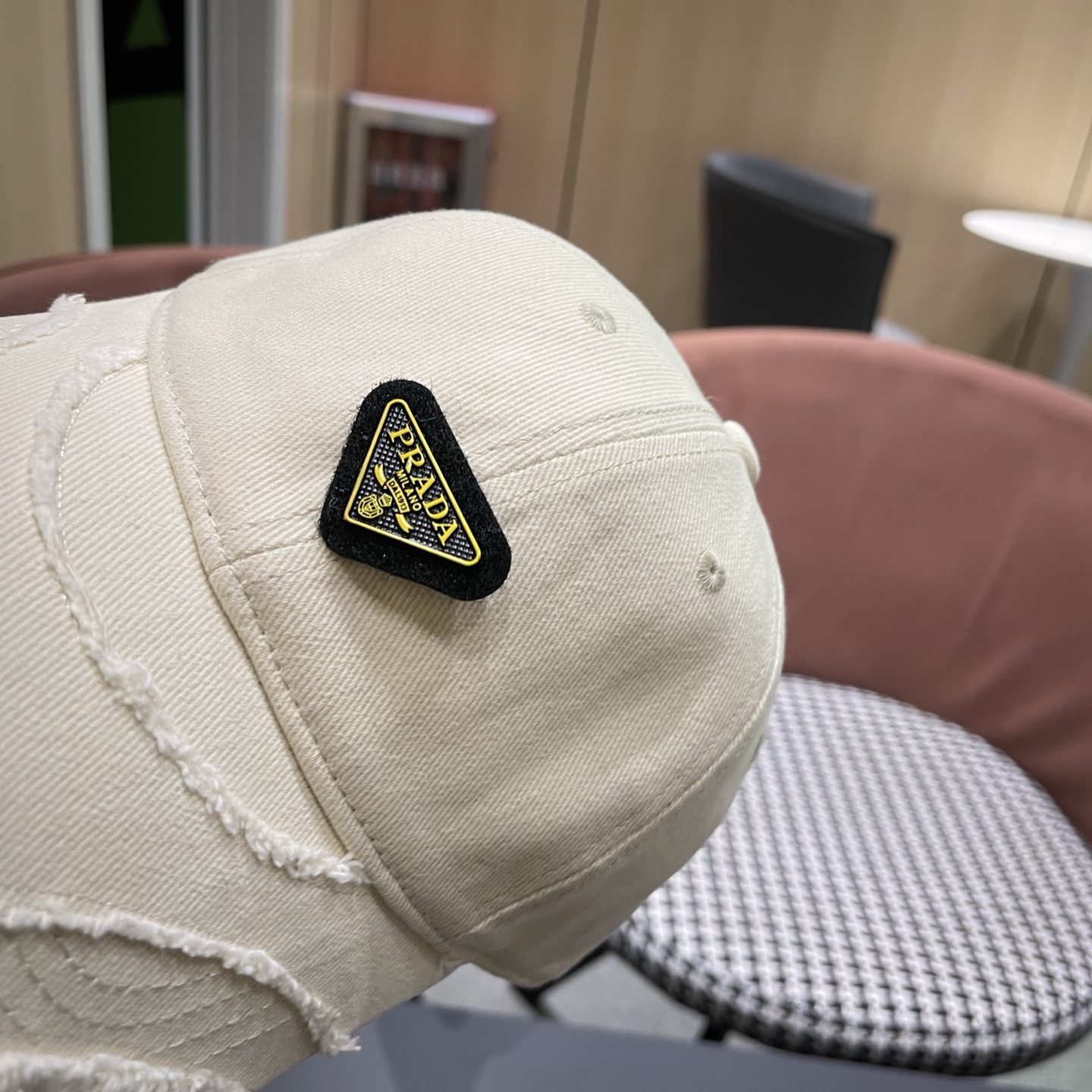普拉达 PRADA经典棒球帽设计感超强，让人耳目一新头型非常好，可以修饰各种头型，实力百搭款