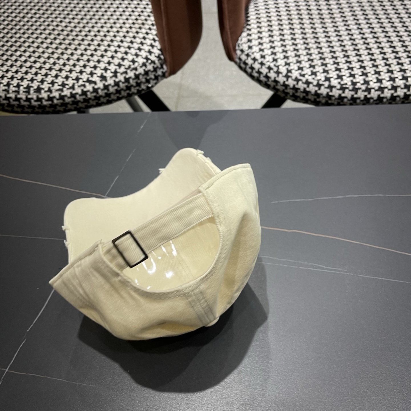 普拉达 PRADA经典棒球帽设计感超强，让人耳目一新头型非常好，可以修饰各种头型，实力百搭款