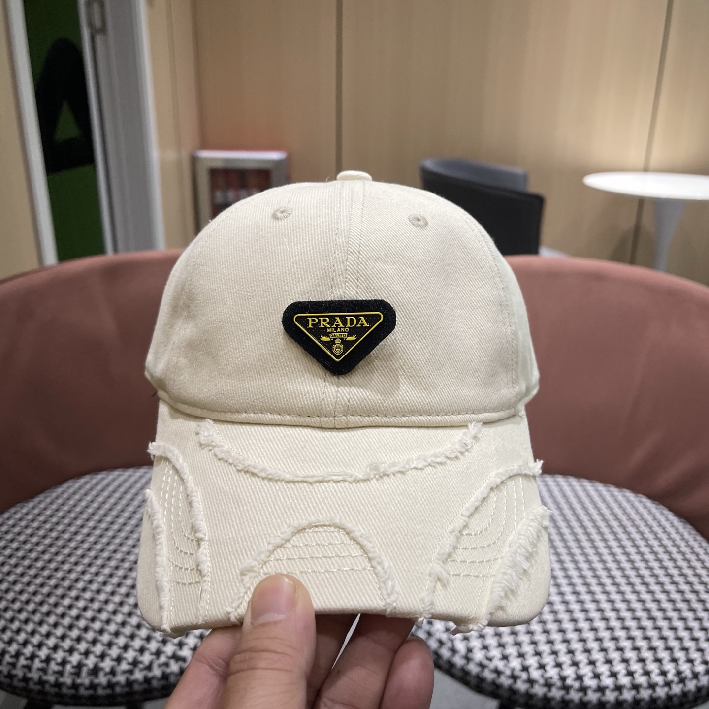 普拉达 PRADA经典棒球帽设计感超强，让人耳目一新头型非常好，可以修饰各种头型，实力百搭款