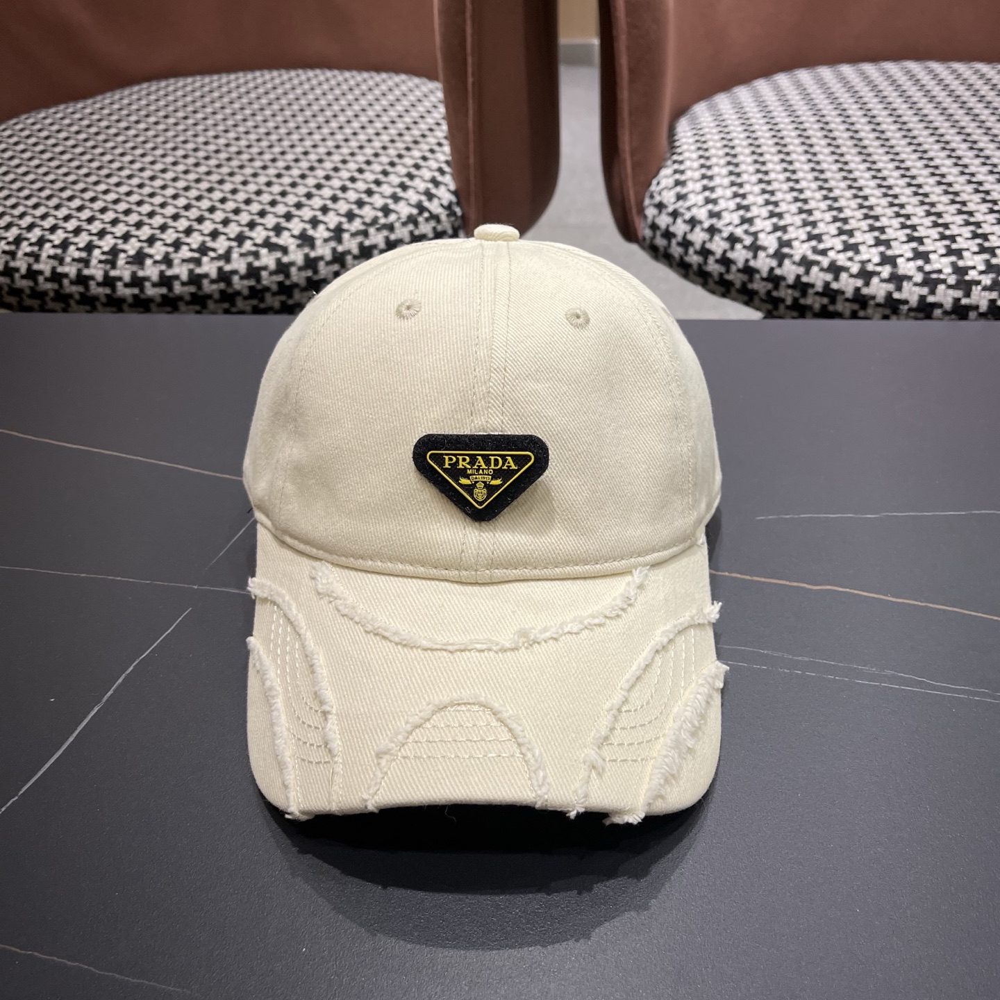 普拉达 PRADA经典棒球帽设计感超强，让人耳目一新头型非常好，可以修饰各种头型，实力百搭款