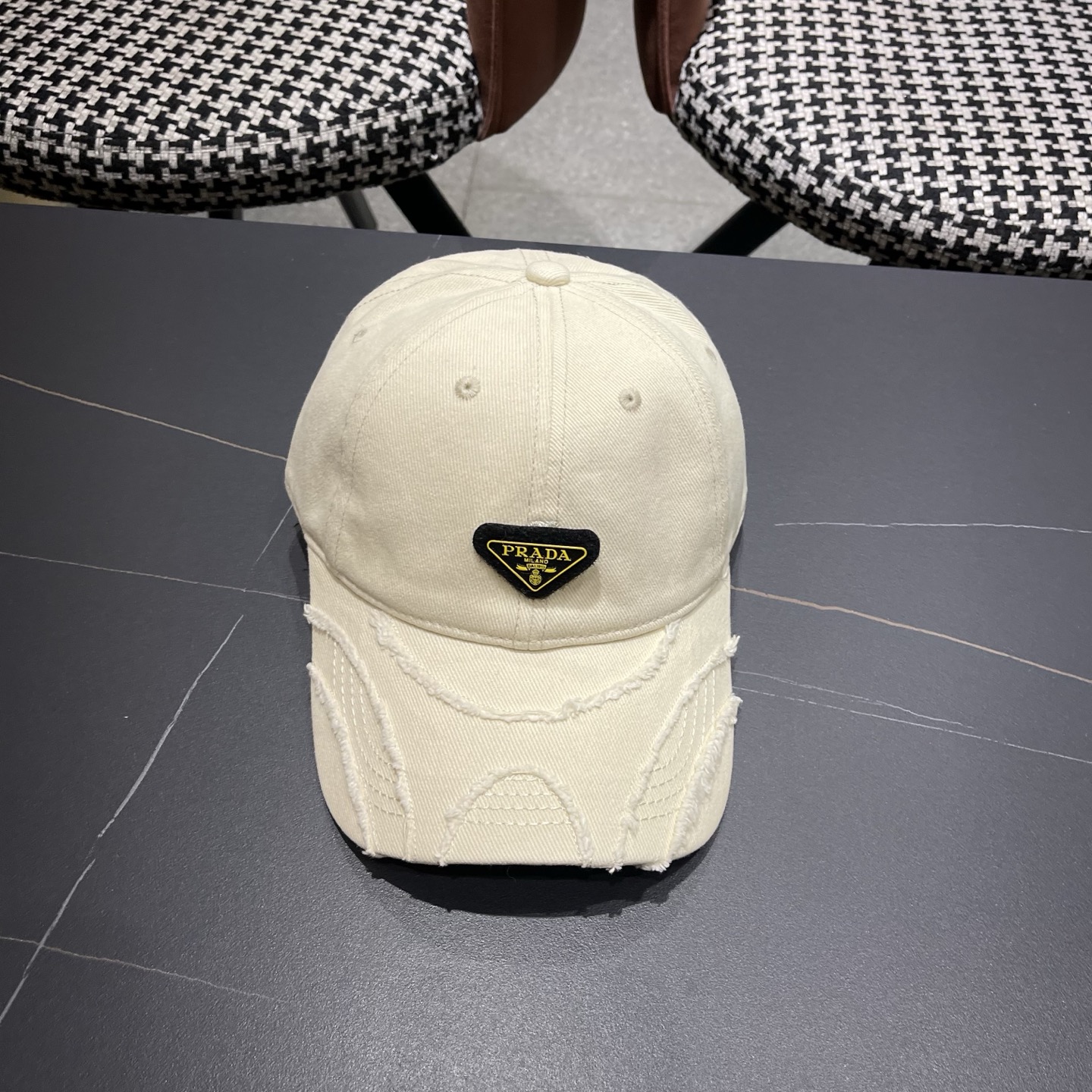 普拉达 PRADA经典棒球帽设计感超强，让人耳目一新头型非常好，可以修饰各种头型，实力百搭款