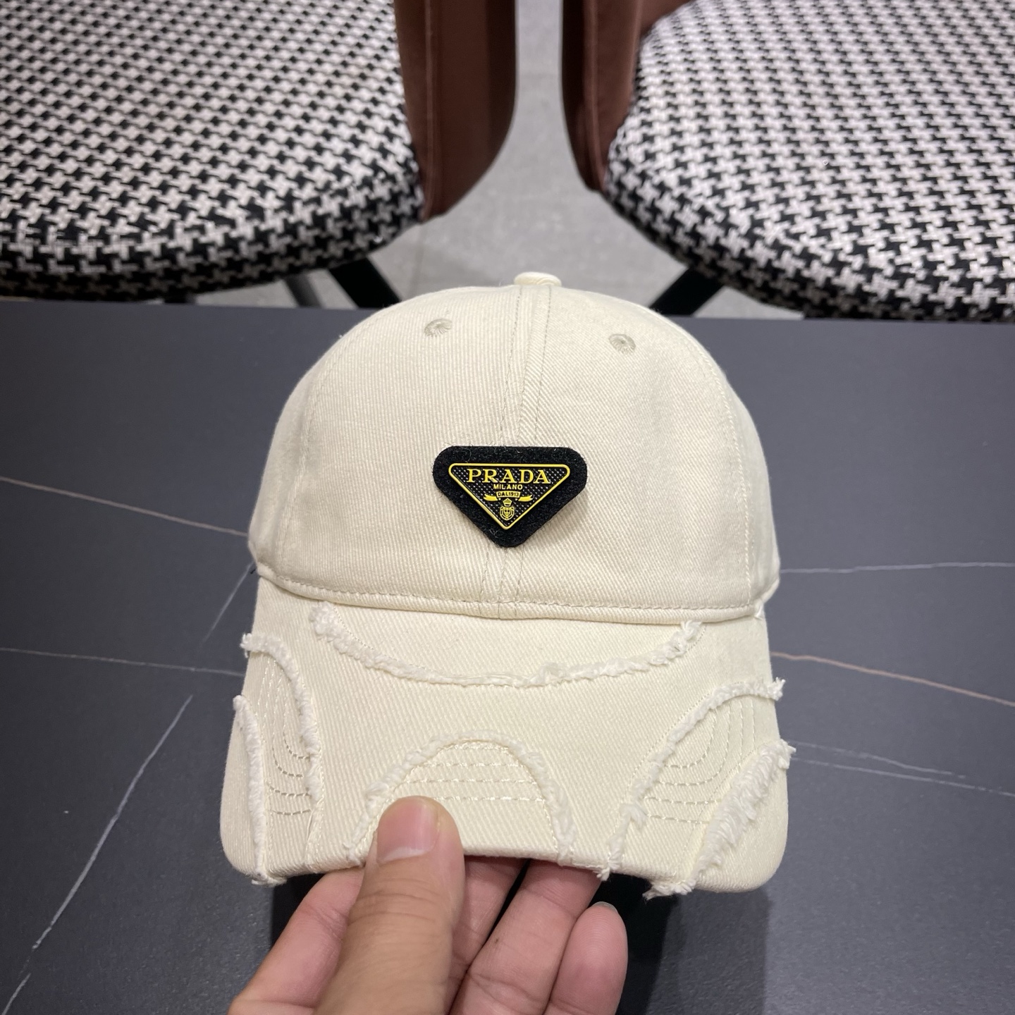 普拉达 PRADA经典棒球帽设计感超强，让人耳目一新头型非常好，可以修饰各种头型，实力百搭款