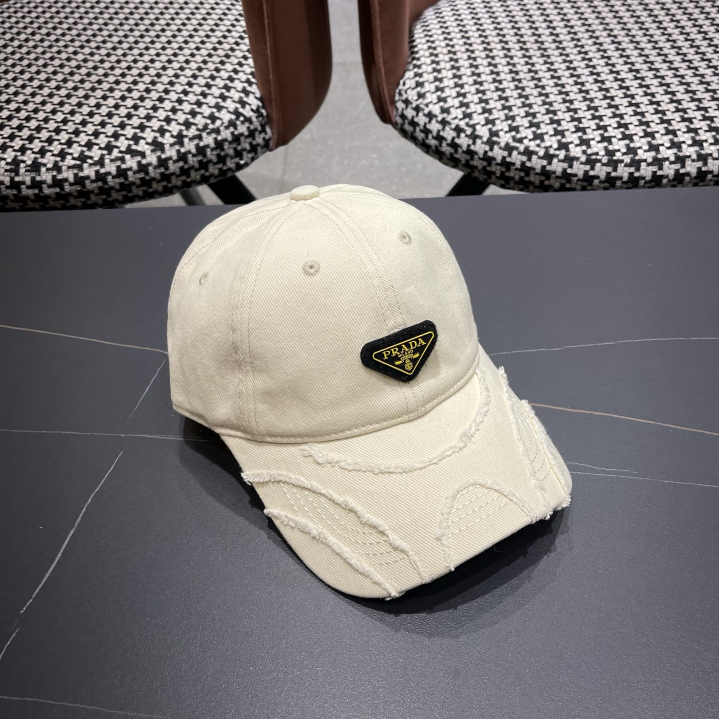 普拉达 PRADA经典棒球帽设计感超强，让人耳目一新头型非常好，可以修饰各种头型，实力百搭款