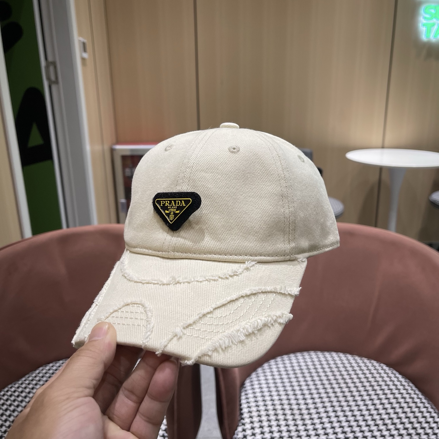 普拉达 PRADA经典棒球帽设计感超强，让人耳目一新头型非常好，可以修饰各种头型，实力百搭款