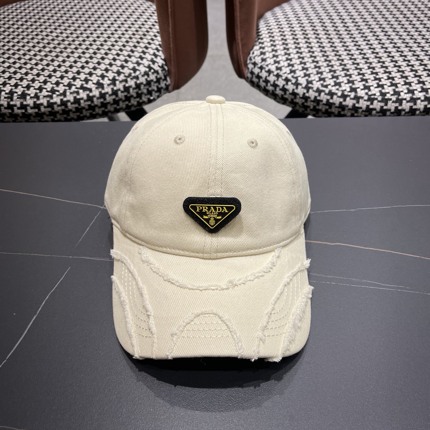 普拉达 PRADA经典棒球帽设计感超强，让人耳目一新头型非常好，可以修饰各种头型，实力百搭款