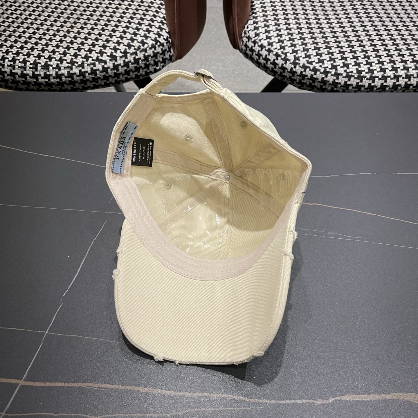 普拉达 PRADA经典棒球帽设计感超强，让人耳目一新头型非常好，可以修饰各种头型，实力百搭款