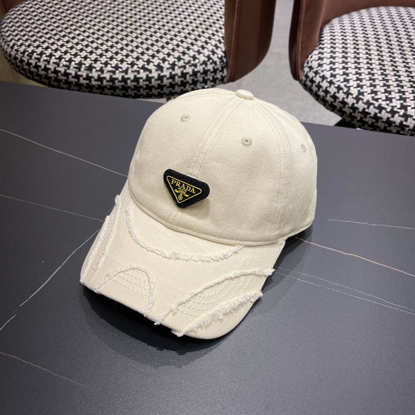 普拉达 PRADA经典棒球帽设计感超强，让人耳目一新头型非常好，可以修饰各种头型，实力百搭款