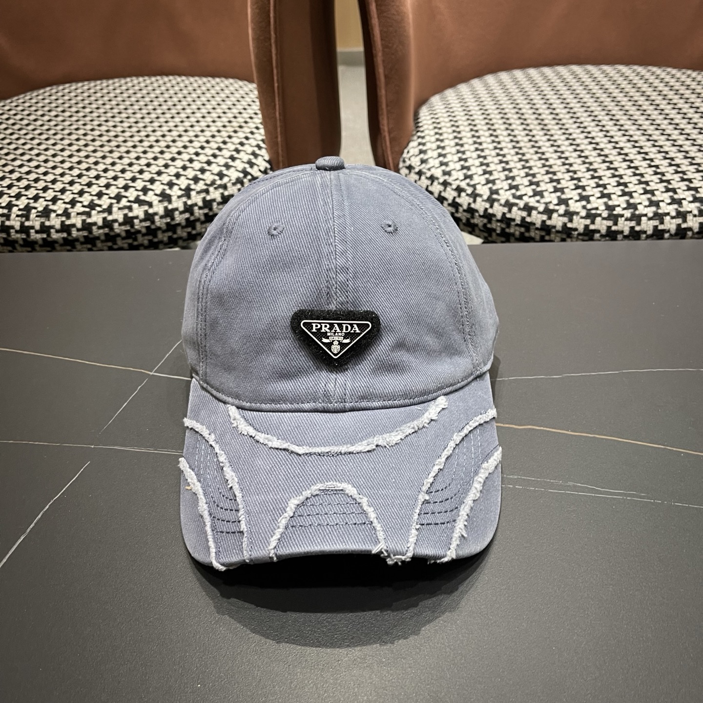 普拉达 PRADA经典棒球帽设计感超强，让人耳目一新头型非常好，可以修饰各种头型，实力百搭款