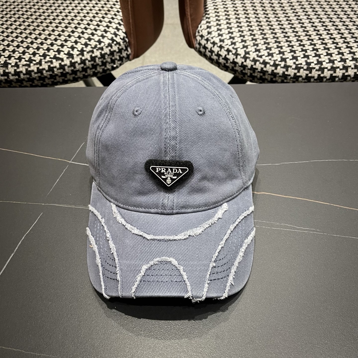 普拉达 PRADA经典棒球帽设计感超强，让人耳目一新头型非常好，可以修饰各种头型，实力百搭款
