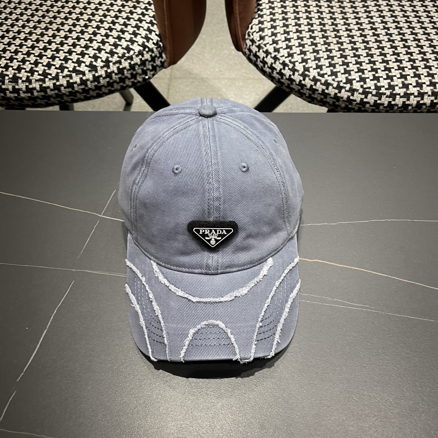 普拉达 PRADA经典棒球帽设计感超强，让人耳目一新头型非常好，可以修饰各种头型，实力百搭款