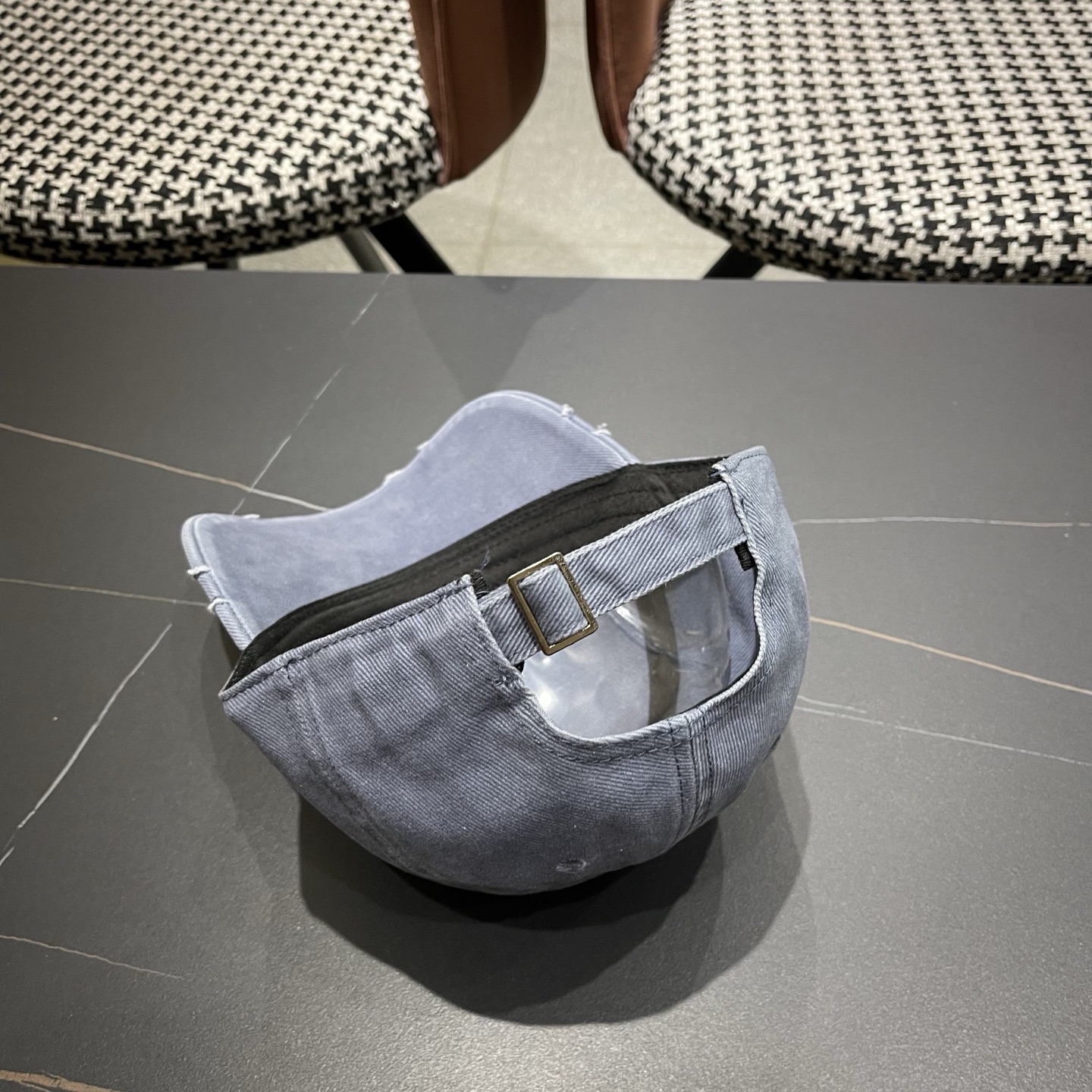 普拉达 PRADA经典棒球帽设计感超强，让人耳目一新头型非常好，可以修饰各种头型，实力百搭款