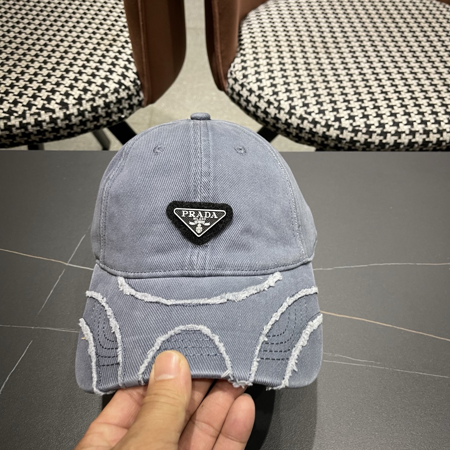 普拉达 PRADA经典棒球帽设计感超强，让人耳目一新头型非常好，可以修饰各种头型，实力百搭款