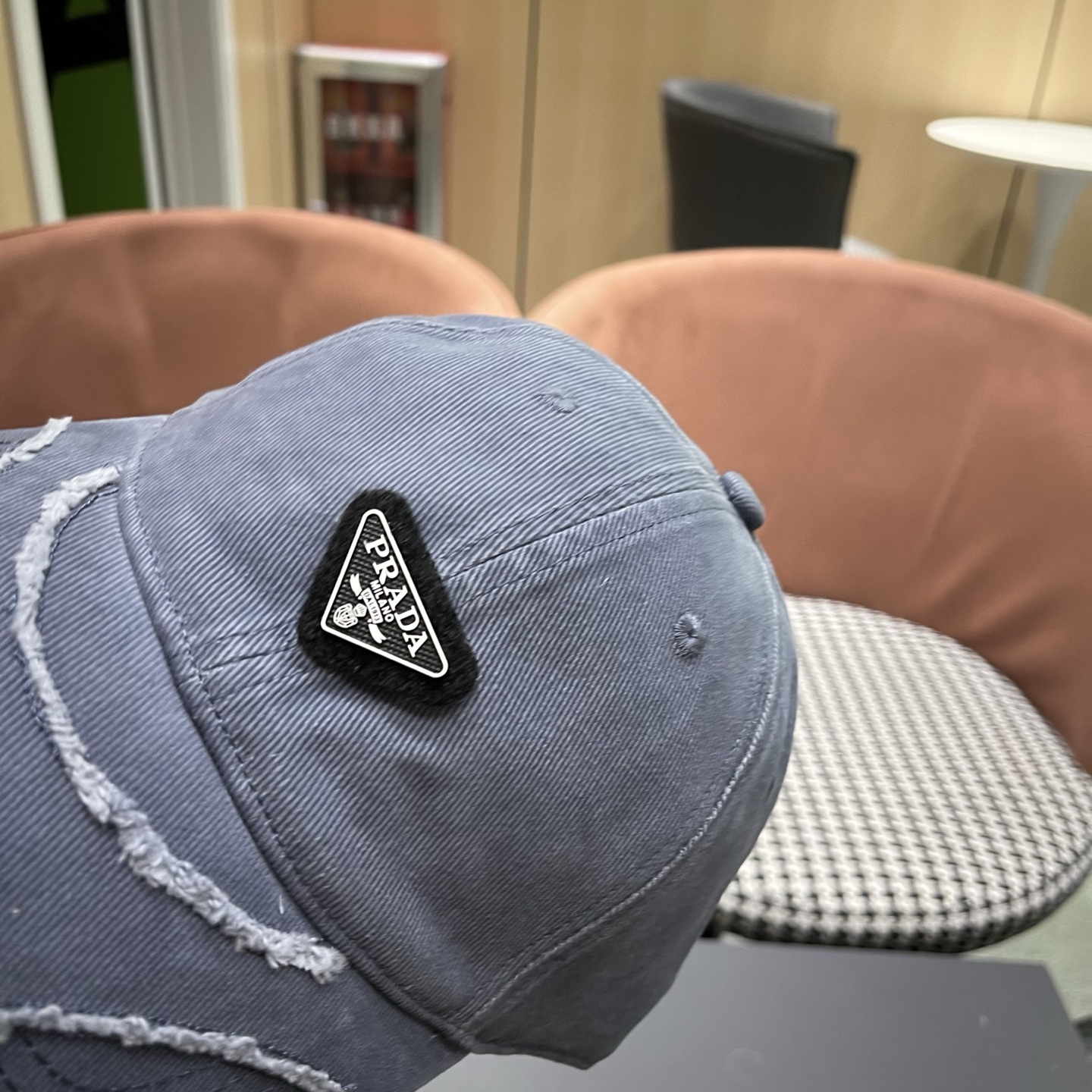普拉达 PRADA经典棒球帽设计感超强，让人耳目一新头型非常好，可以修饰各种头型，实力百搭款
