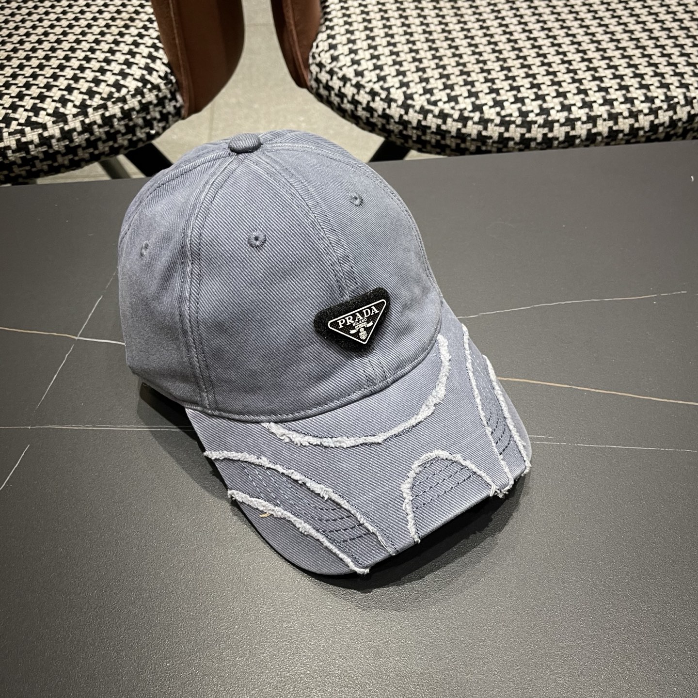 普拉达 PRADA经典棒球帽设计感超强，让人耳目一新头型非常好，可以修饰各种头型，实力百搭款