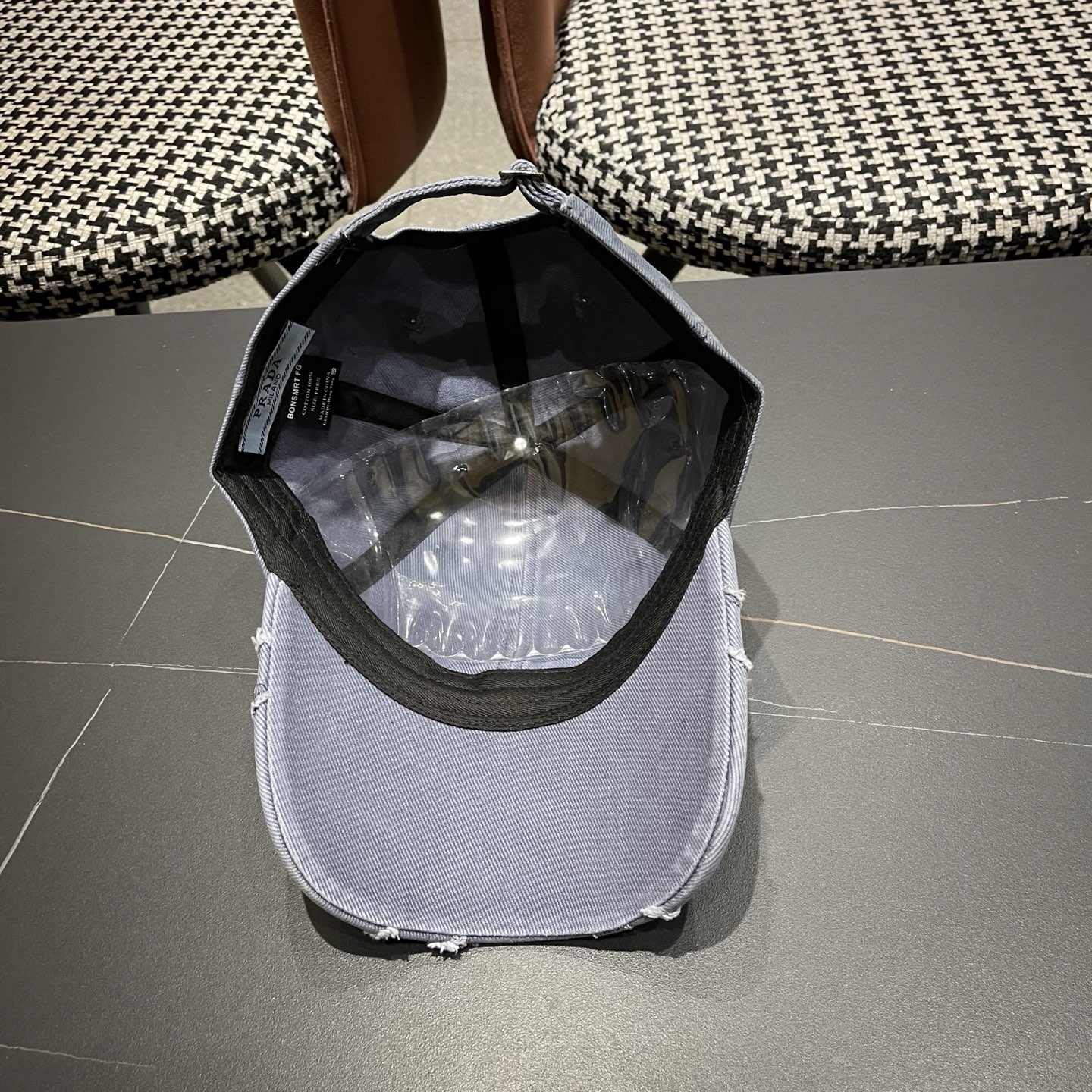 普拉达 PRADA经典棒球帽设计感超强，让人耳目一新头型非常好，可以修饰各种头型，实力百搭款