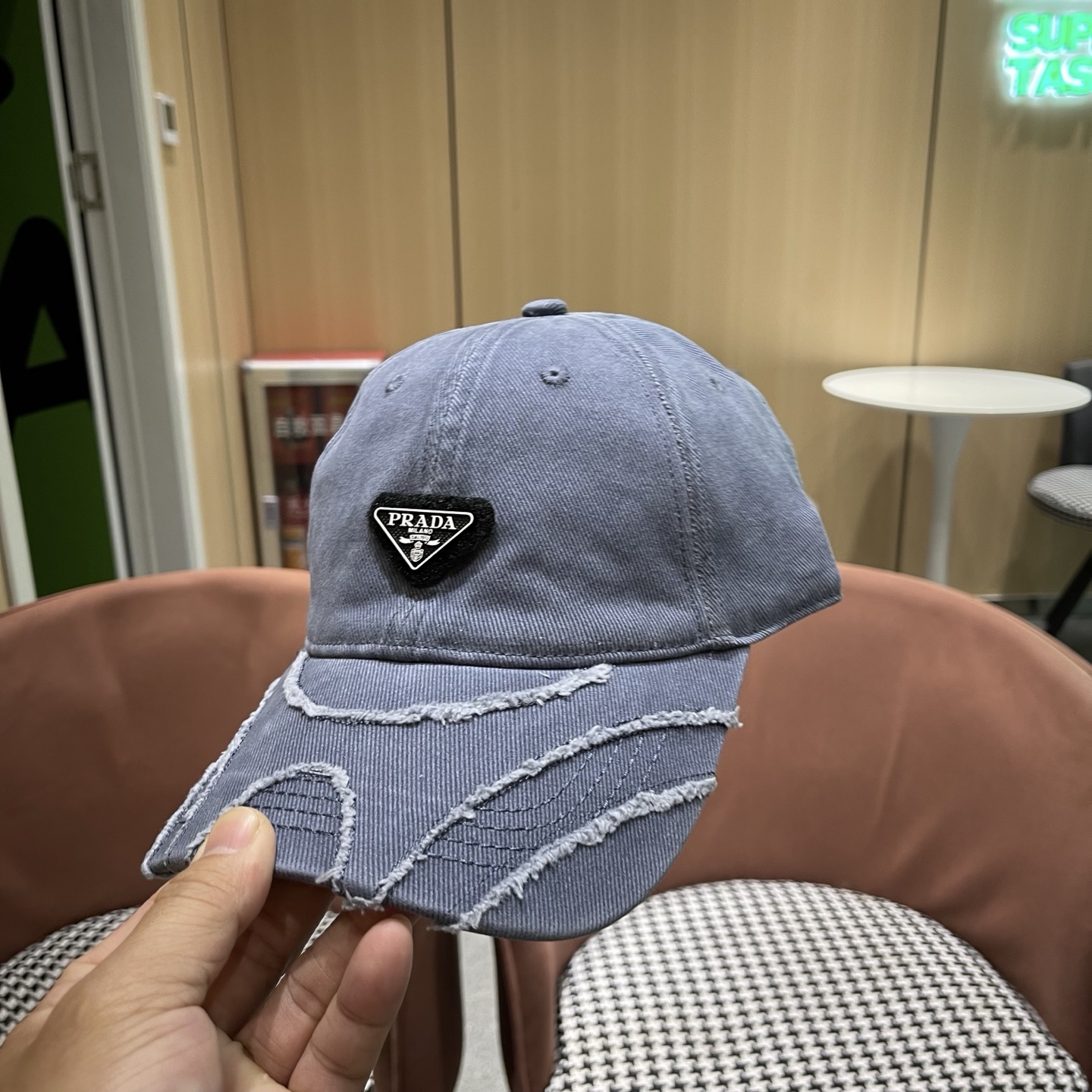 普拉达 PRADA经典棒球帽设计感超强，让人耳目一新头型非常好，可以修饰各种头型，实力百搭款