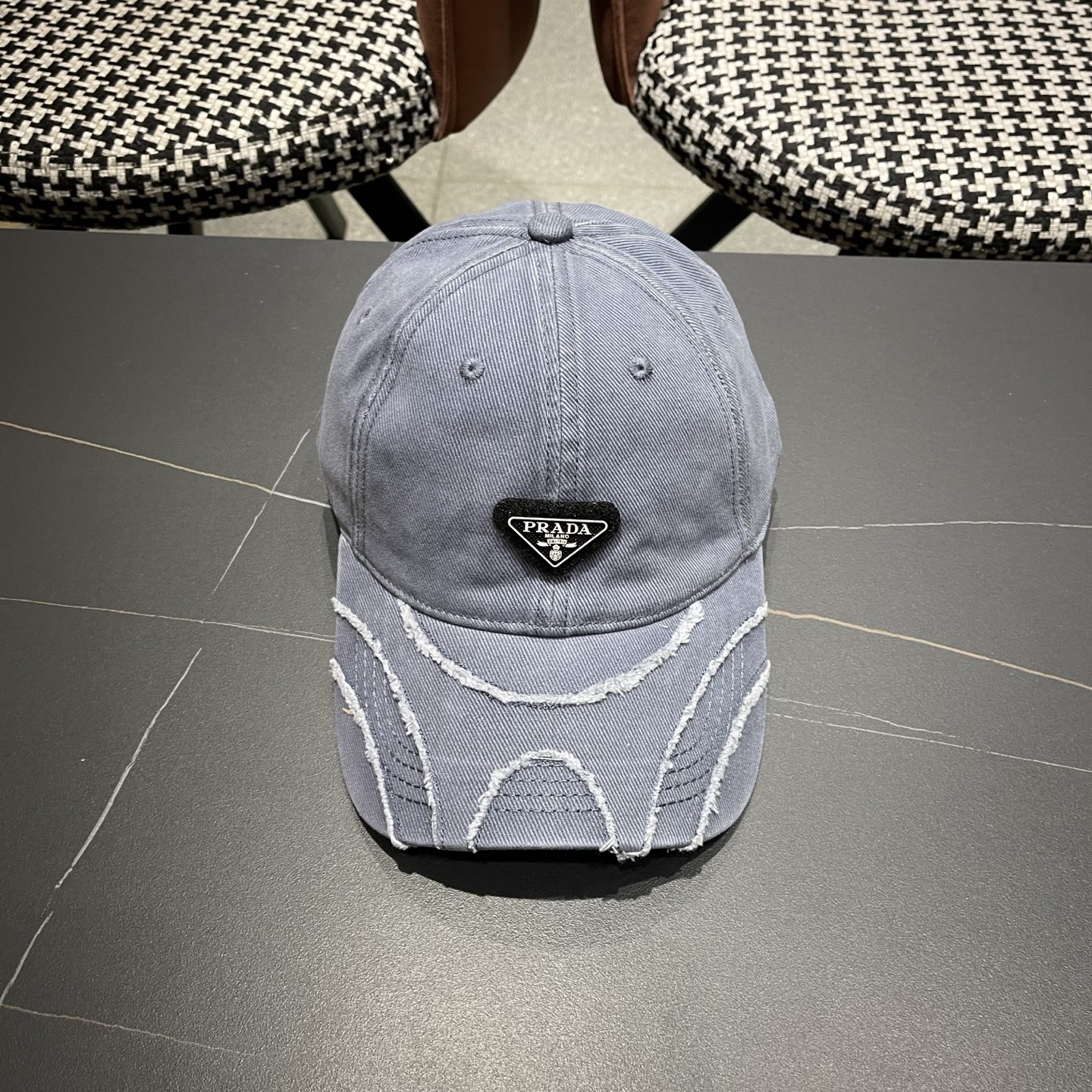 普拉达 PRADA经典棒球帽设计感超强，让人耳目一新头型非常好，可以修饰各种头型，实力百搭款