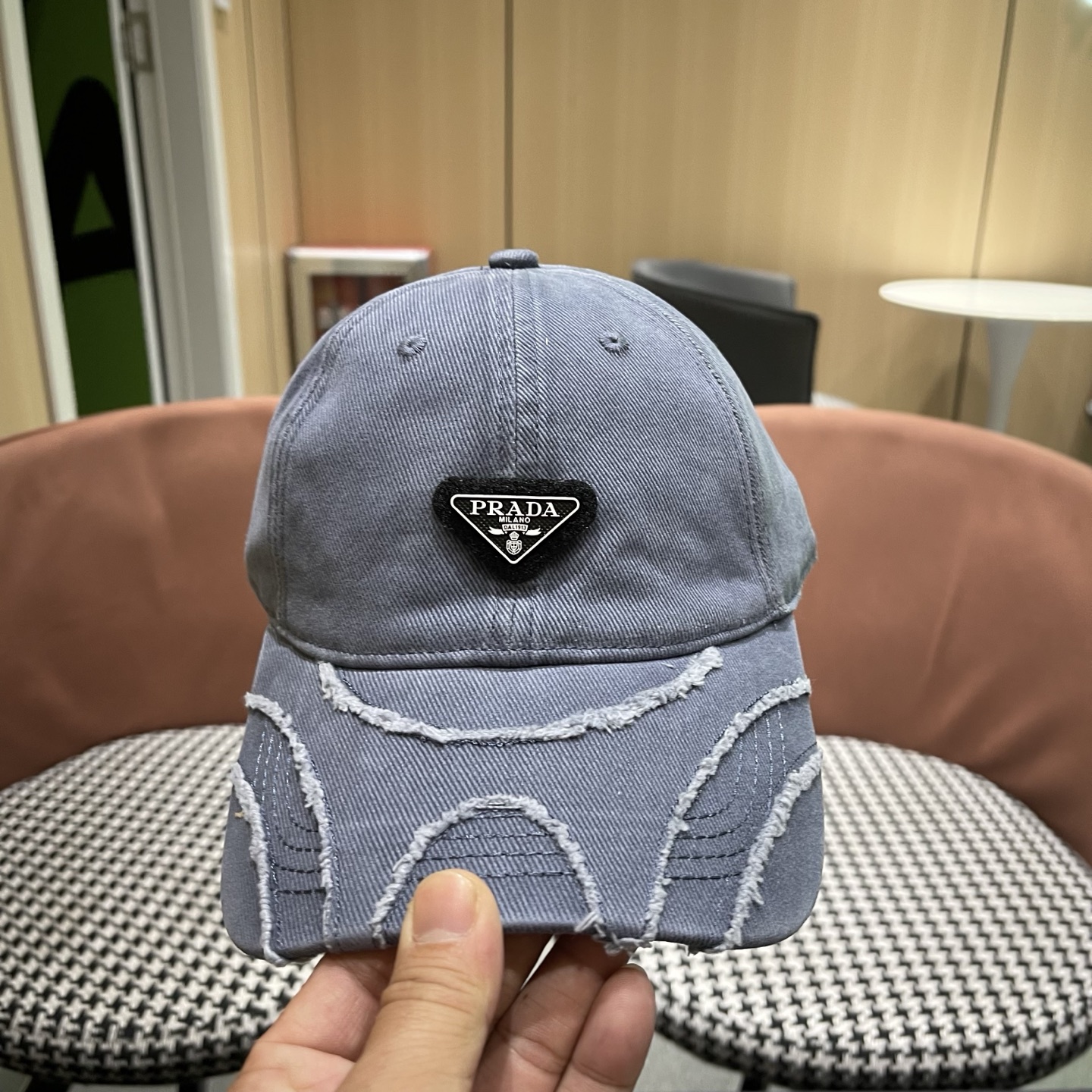 普拉达 PRADA经典棒球帽设计感超强，让人耳目一新头型非常好，可以修饰各种头型，实力百搭款