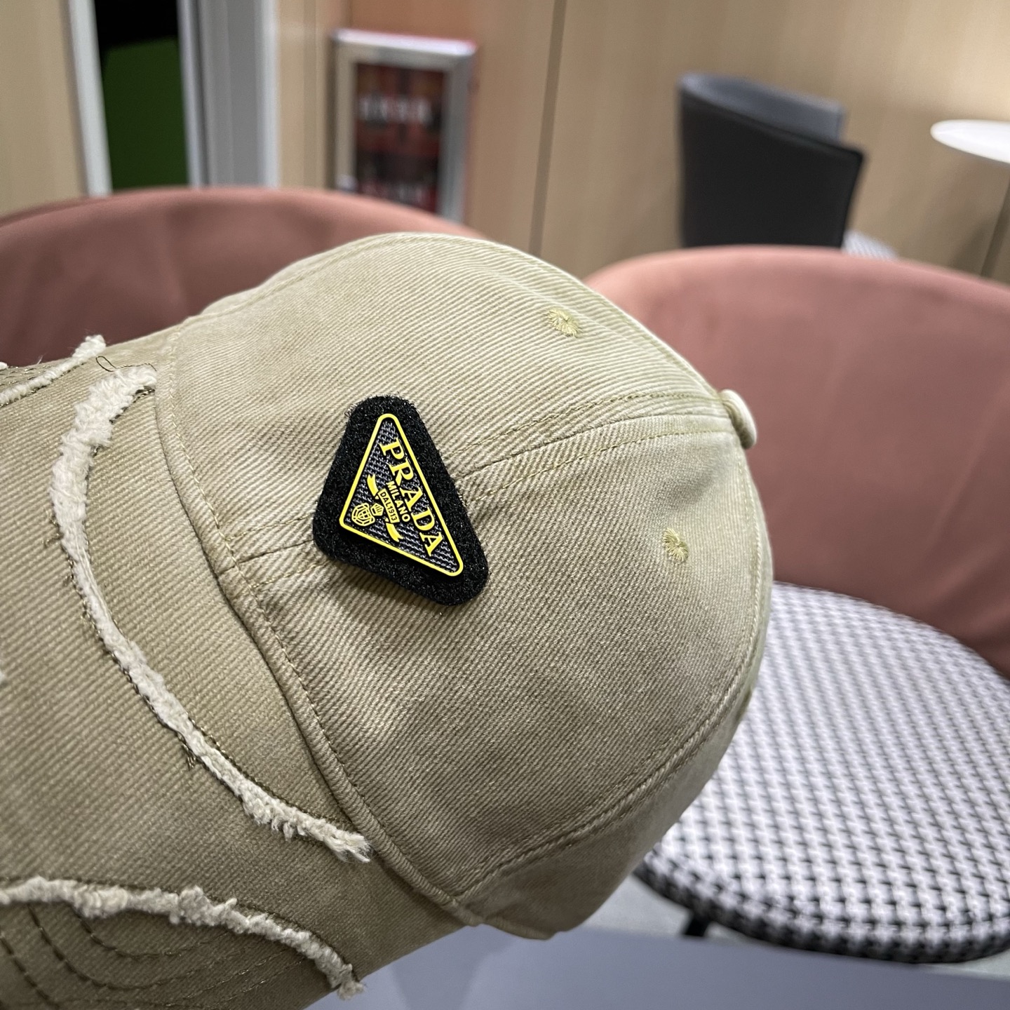 普拉达 PRADA经典棒球帽设计感超强，让人耳目一新头型非常好，可以修饰各种头型，实力百搭款