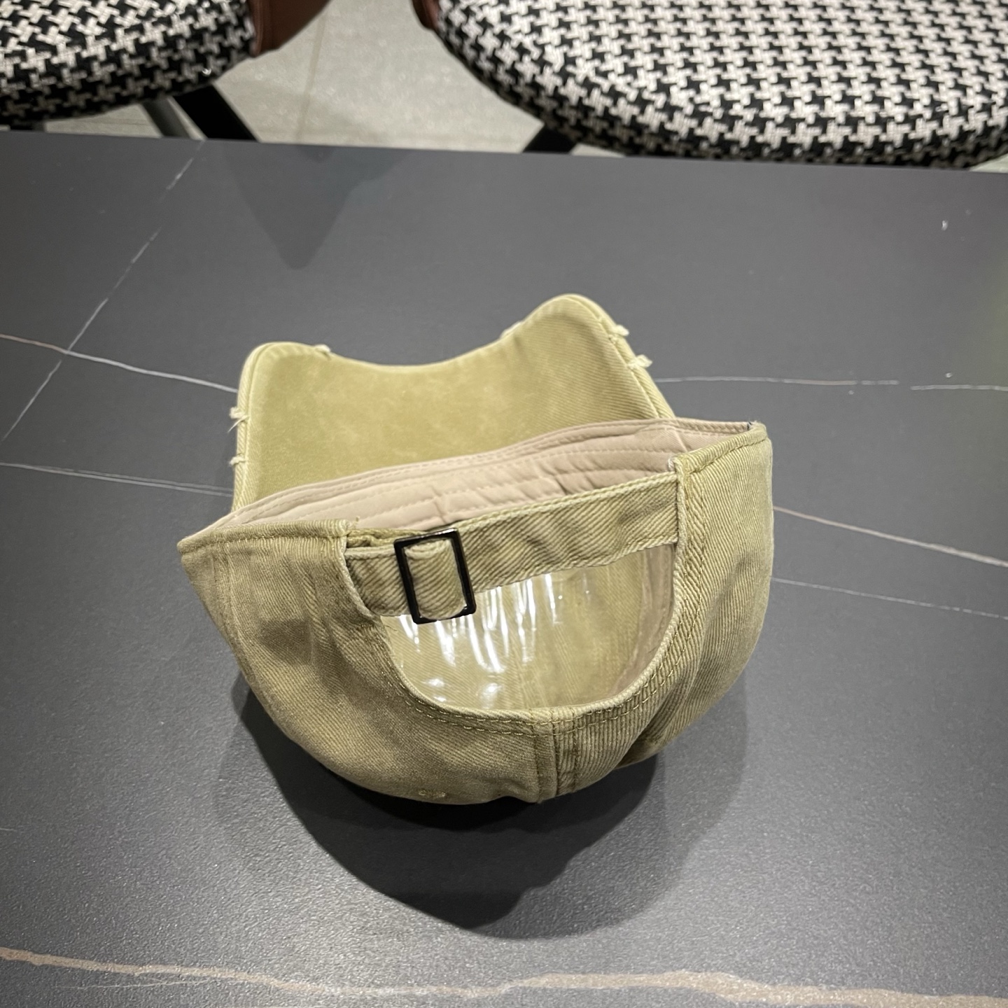 普拉达 PRADA经典棒球帽设计感超强，让人耳目一新头型非常好，可以修饰各种头型，实力百搭款