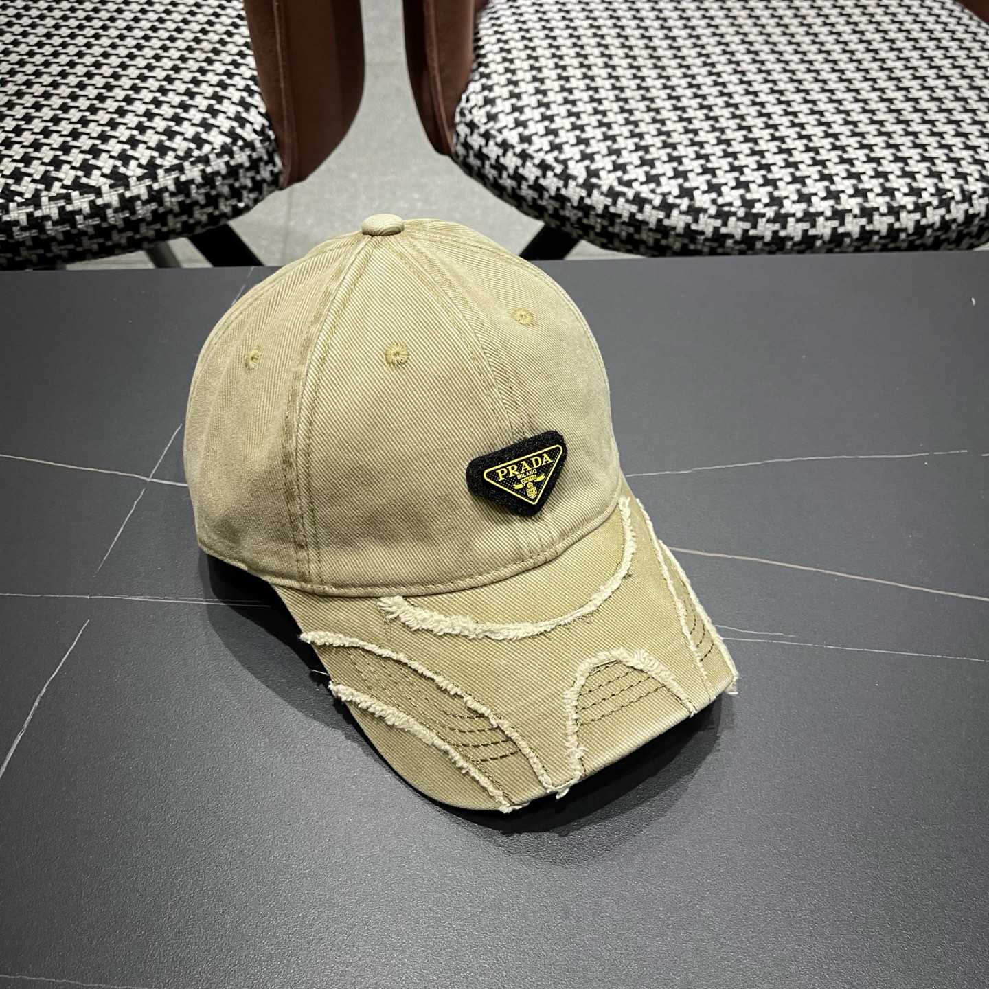 普拉达 PRADA经典棒球帽设计感超强，让人耳目一新头型非常好，可以修饰各种头型，实力百搭款