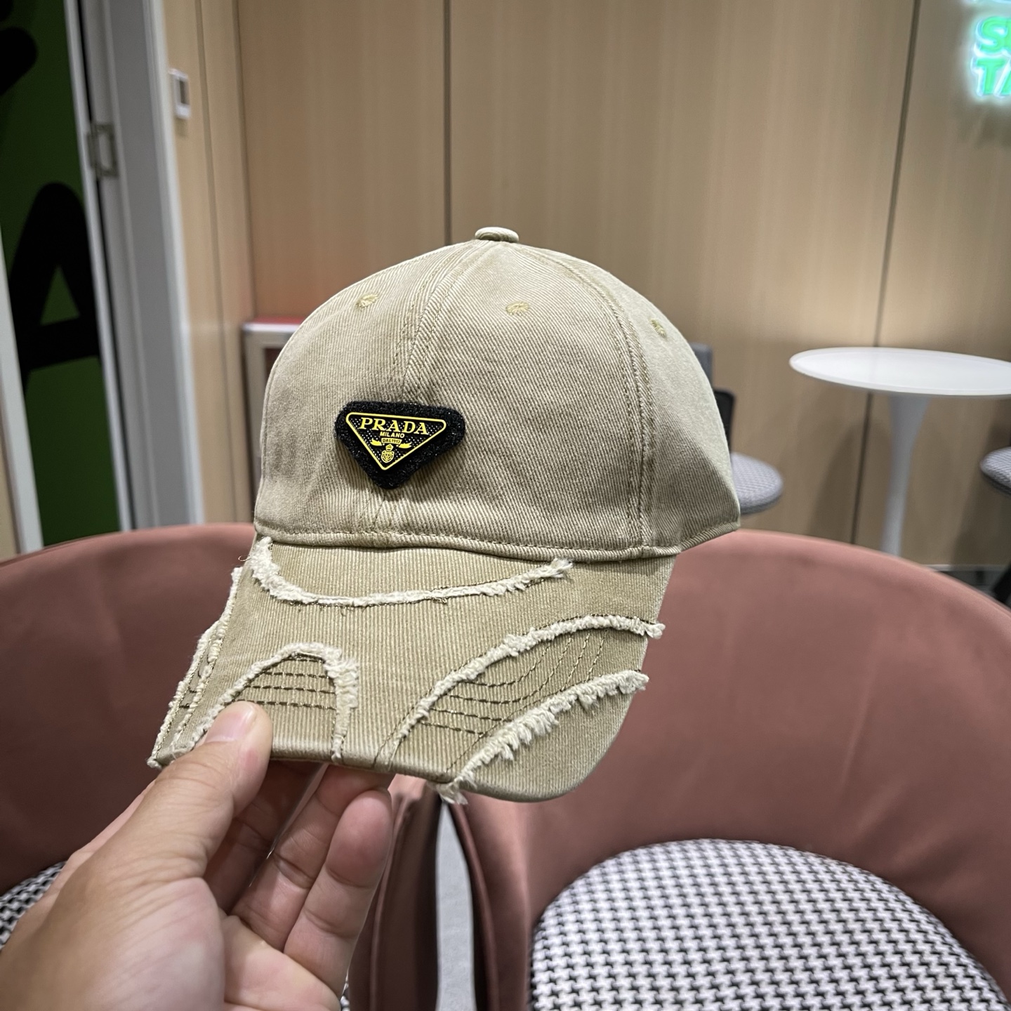 普拉达 PRADA经典棒球帽设计感超强，让人耳目一新头型非常好，可以修饰各种头型，实力百搭款