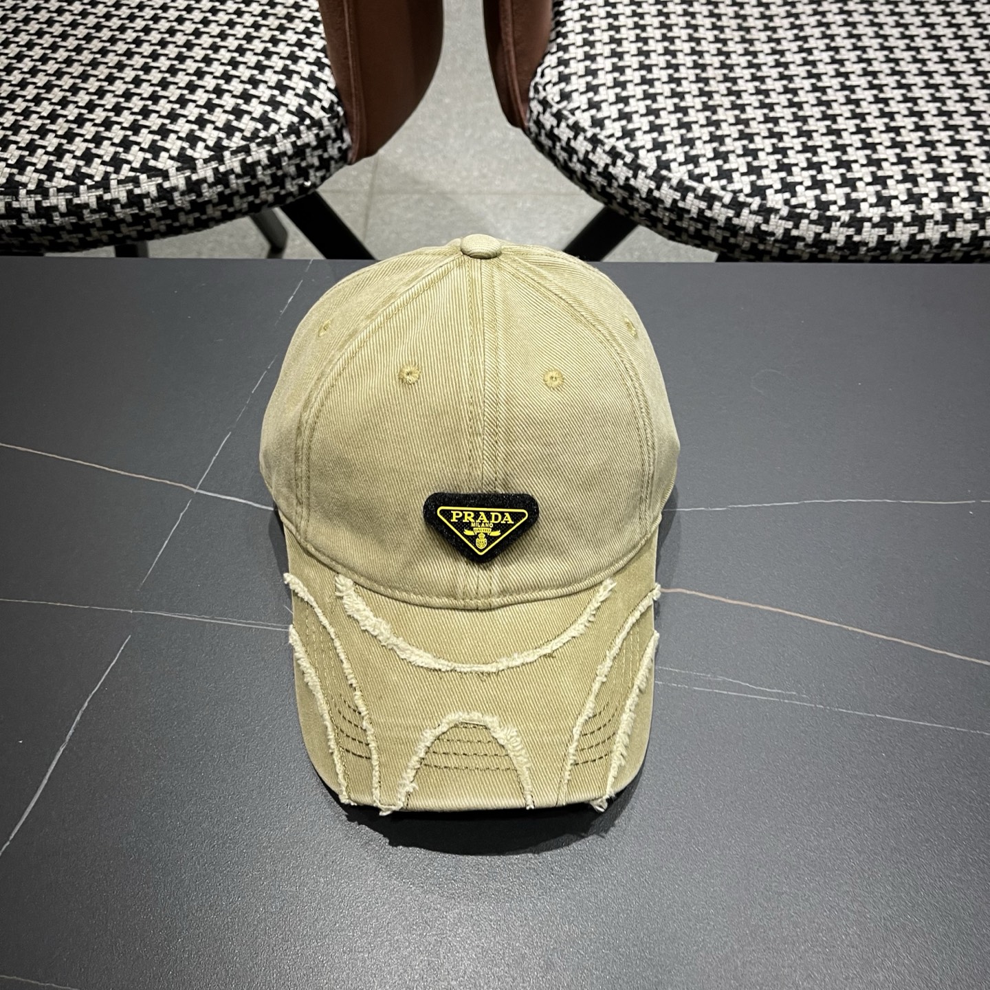 普拉达 PRADA经典棒球帽设计感超强，让人耳目一新头型非常好，可以修饰各种头型，实力百搭款