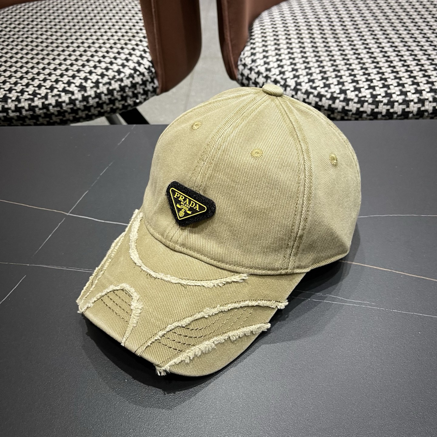普拉达 PRADA经典棒球帽设计感超强，让人耳目一新头型非常好，可以修饰各种头型，实力百搭款
