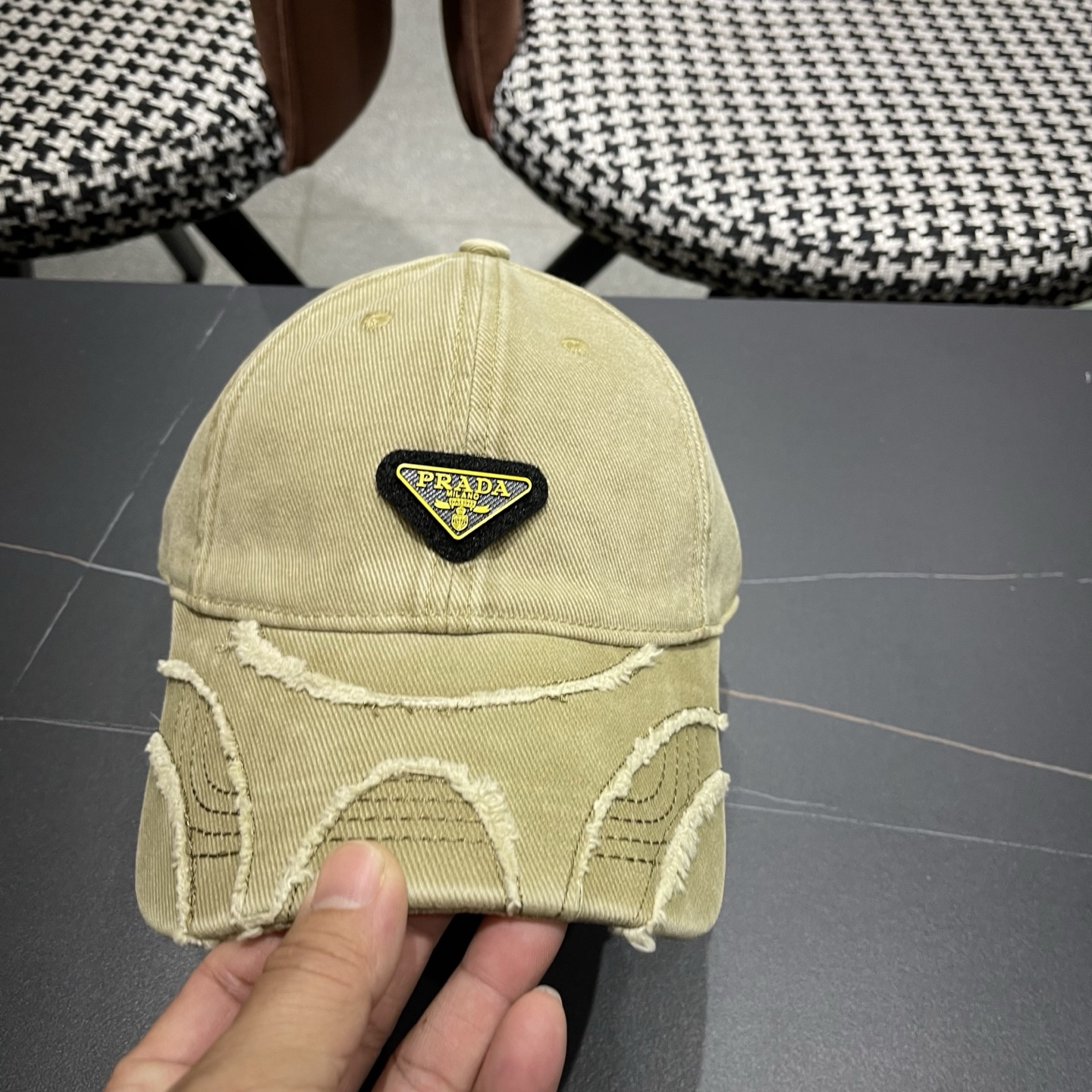 普拉达 PRADA经典棒球帽设计感超强，让人耳目一新头型非常好，可以修饰各种头型，实力百搭款