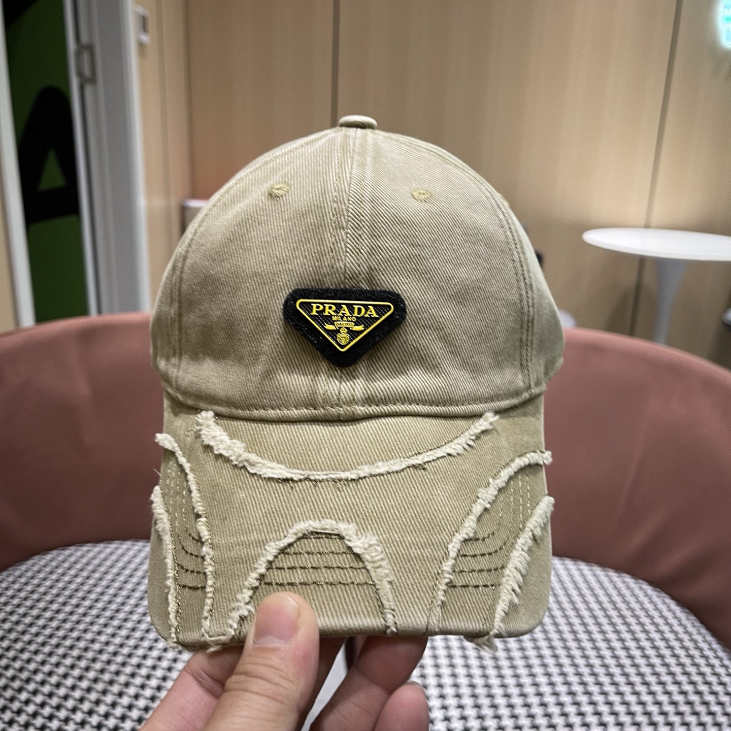 普拉达 PRADA经典棒球帽设计感超强，让人耳目一新头型非常好，可以修饰各种头型，实力百搭款