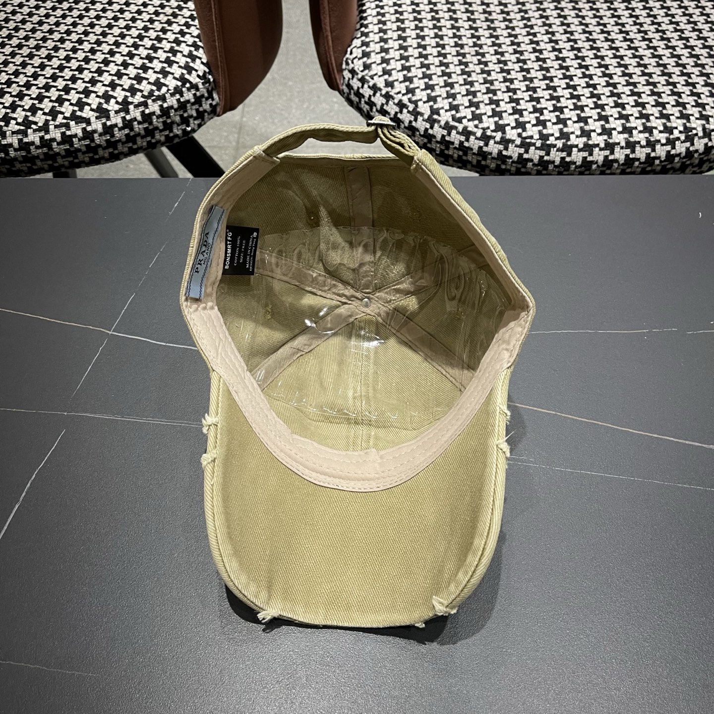 普拉达 PRADA经典棒球帽设计感超强，让人耳目一新头型非常好，可以修饰各种头型，实力百搭款