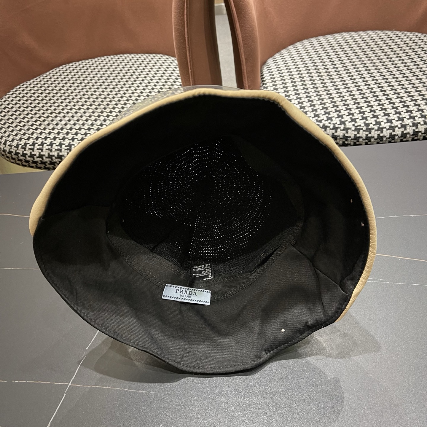 PRADA 普拉达 胶防晒帽子女夏款遮阳渔夫帽户外防紫外线新款太阳帽 