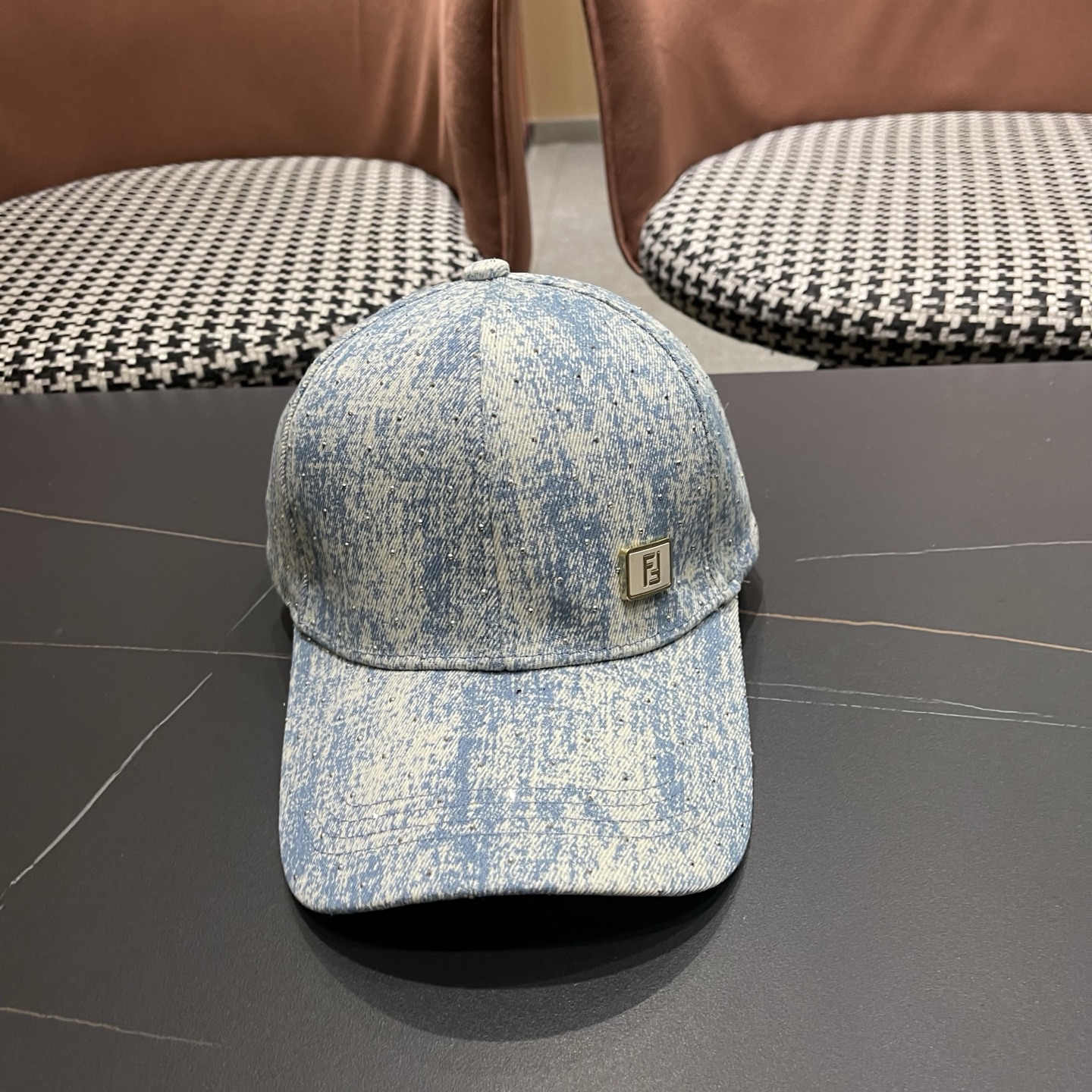 Fendi（芬迪）新款棒球帽，专柜常年热卖款，口碑极佳，轻盈透气！质量超赞，基础头围56，贴片可调节。