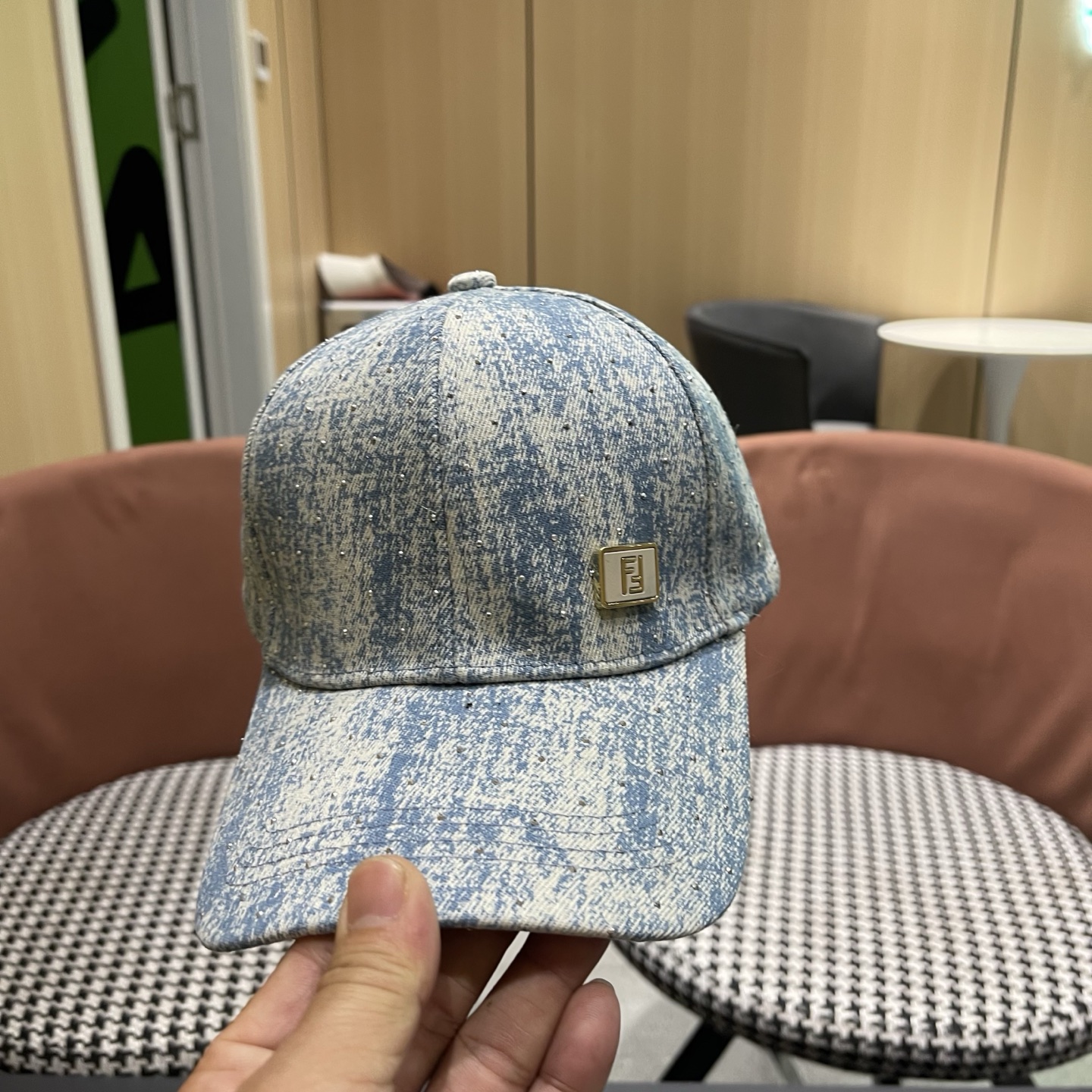 Fendi（芬迪）新款棒球帽，专柜常年热卖款，口碑极佳，轻盈透气！质量超赞，基础头围56，贴片可调节。