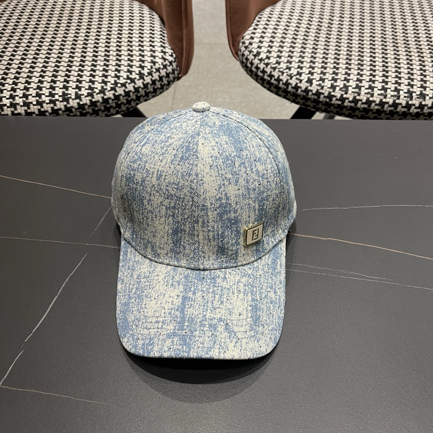 Fendi（芬迪）新款棒球帽，专柜常年热卖款，口碑极佳，轻盈透气！质量超赞，基础头围56，贴片可调节。