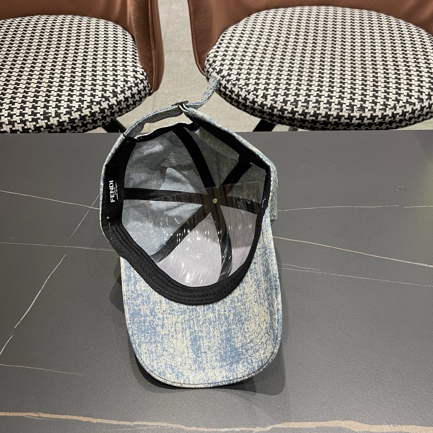 Fendi（芬迪）新款棒球帽，专柜常年热卖款，口碑极佳，轻盈透气！质量超赞，基础头围56，贴片可调节。