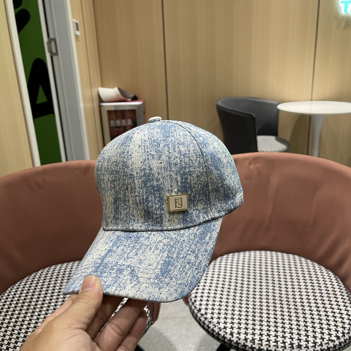 Fendi（芬迪）新款棒球帽，专柜常年热卖款，口碑极佳，轻盈透气！质量超赞，基础头围56，贴片可调节。