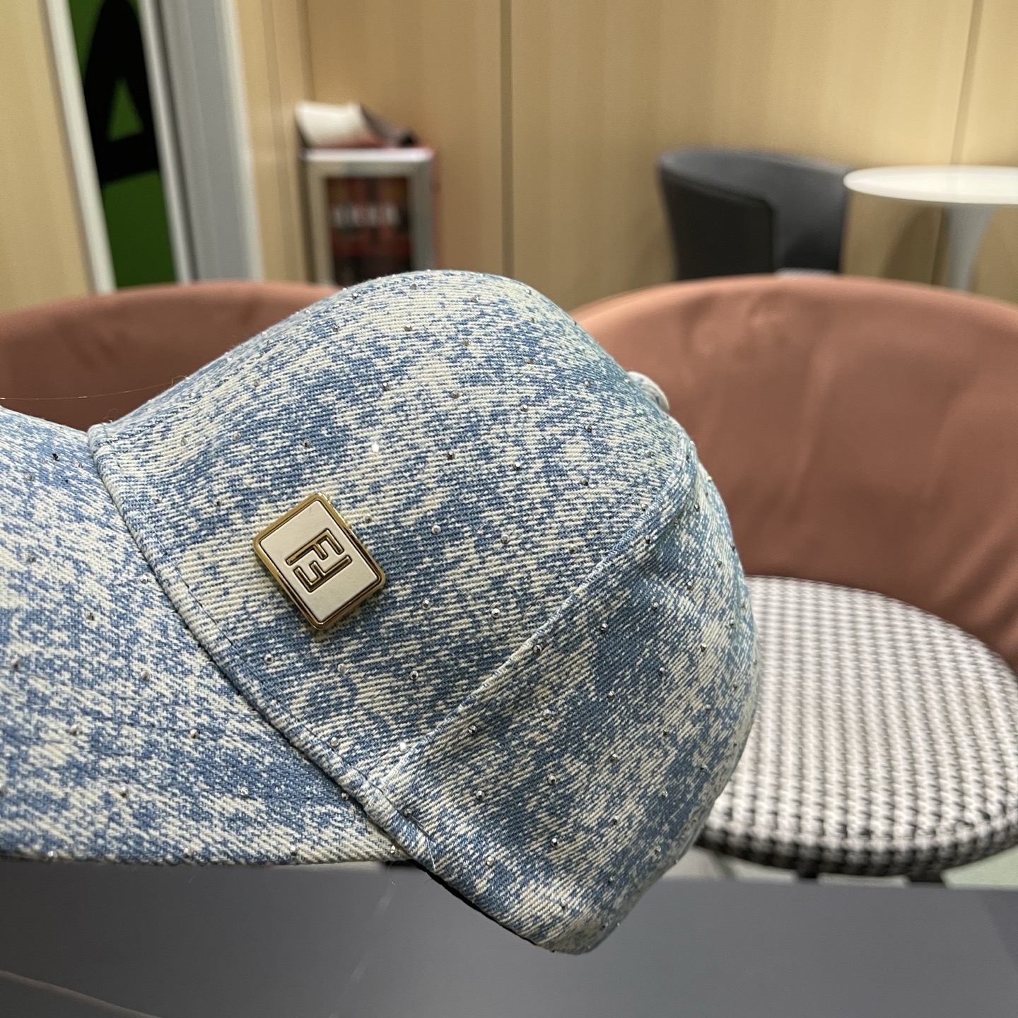 Fendi（芬迪）新款棒球帽，专柜常年热卖款，口碑极佳，轻盈透气！质量超赞，基础头围56，贴片可调节。